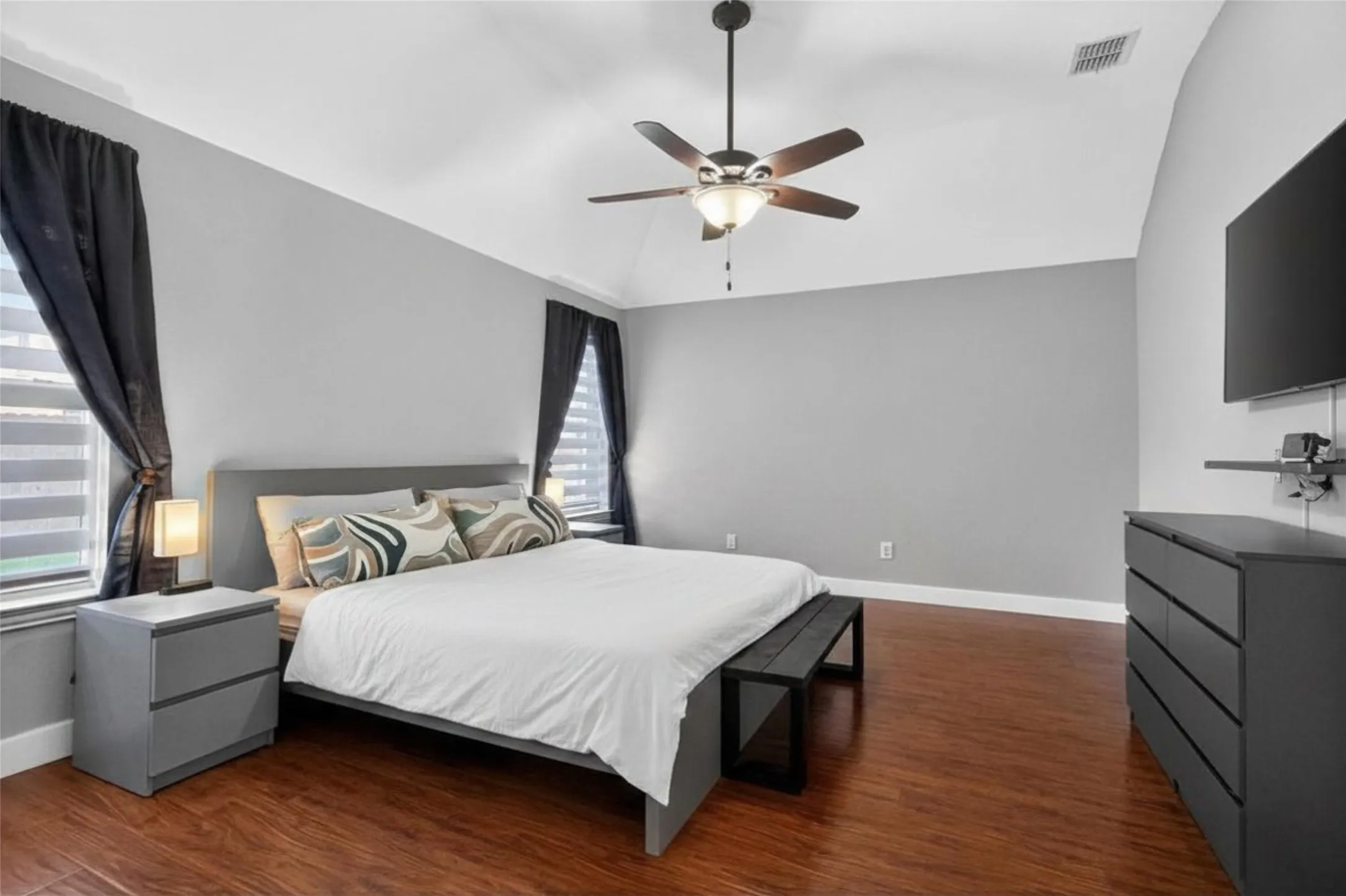 Single Family Residence For Sale in Dallas County , 1347 Lake Forest Drive, Grand Prairie, Texas 75052, 3 Bedroom, 2 Bathroom, 2 Garage spaces, 1,863 Sqft, built in 2006, mls#21394878, Real Estate Agent in Grand Prairie, Homes For Sale in Dallas county, Homes For Sale in Grand Prairie, Realtor in Grand Prairie Texas, Real Estate Brokerage Independent Realty Texas, Luminita Cordes Realtor