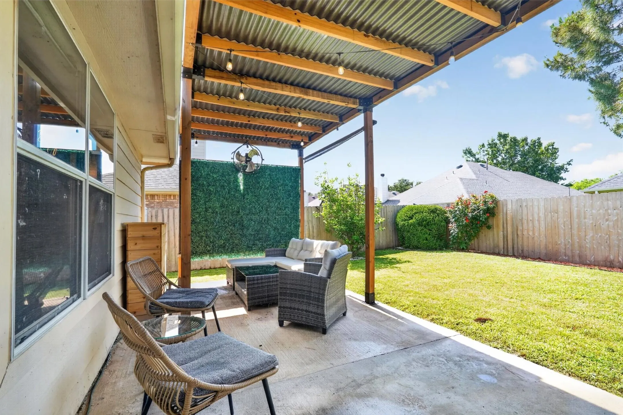 Single Family Residence For Sale in Dallas County , 1347 Lake Forest Drive, Grand Prairie, Texas 75052, 3 Bedroom, 2 Bathroom, 2 Garage spaces, 1,863 Sqft, built in 2006, mls#21394878, Real Estate Agent in Grand Prairie, Homes For Sale in Dallas county, Homes For Sale in Grand Prairie, Realtor in Grand Prairie Texas, Real Estate Brokerage Independent Realty Texas, Luminita Cordes Realtor