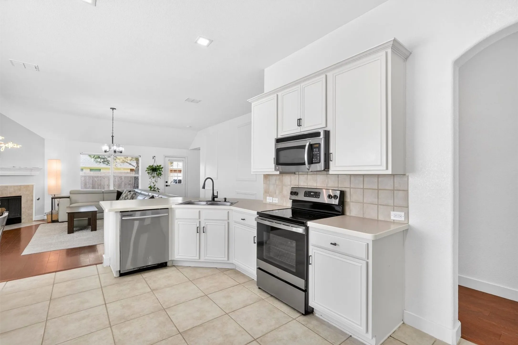 Single Family Residence For Sale in Dallas County , 1347 Lake Forest Drive, Grand Prairie, Texas 75052, 3 Bedroom, 2 Bathroom, 2 Garage spaces, 1,863 Sqft, built in 2006, mls#21394878, Real Estate Agent in Grand Prairie, Homes For Sale in Dallas county, Homes For Sale in Grand Prairie, Realtor in Grand Prairie Texas, Real Estate Brokerage Independent Realty Texas, Luminita Cordes Realtor