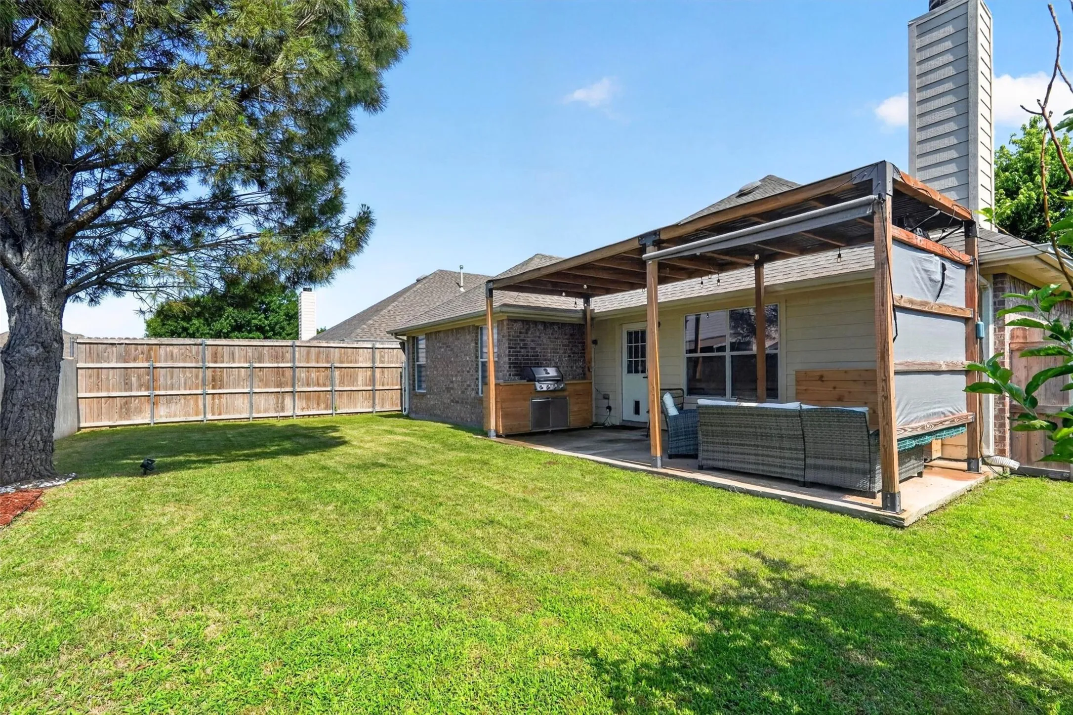 Single Family Residence For Sale in Dallas County , 1347 Lake Forest Drive, Grand Prairie, Texas 75052, 3 Bedroom, 2 Bathroom, 2 Garage spaces, 1,863 Sqft, built in 2006, mls#21394878, Real Estate Agent in Grand Prairie, Homes For Sale in Dallas county, Homes For Sale in Grand Prairie, Realtor in Grand Prairie Texas, Real Estate Brokerage Independent Realty Texas, Luminita Cordes Realtor