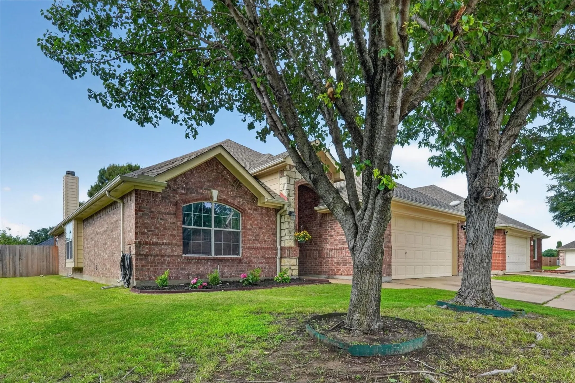 Single Family Residence For Sale in Dallas County , 1347 Lake Forest Drive, Grand Prairie, Texas 75052, 3 Bedroom, 2 Bathroom, 2 Garage spaces, 1,863 Sqft, built in 2006, mls#21394878, Real Estate Agent in Grand Prairie, Homes For Sale in Dallas county, Homes For Sale in Grand Prairie, Realtor in Grand Prairie Texas, Real Estate Brokerage Independent Realty Texas, Luminita Cordes Realtor