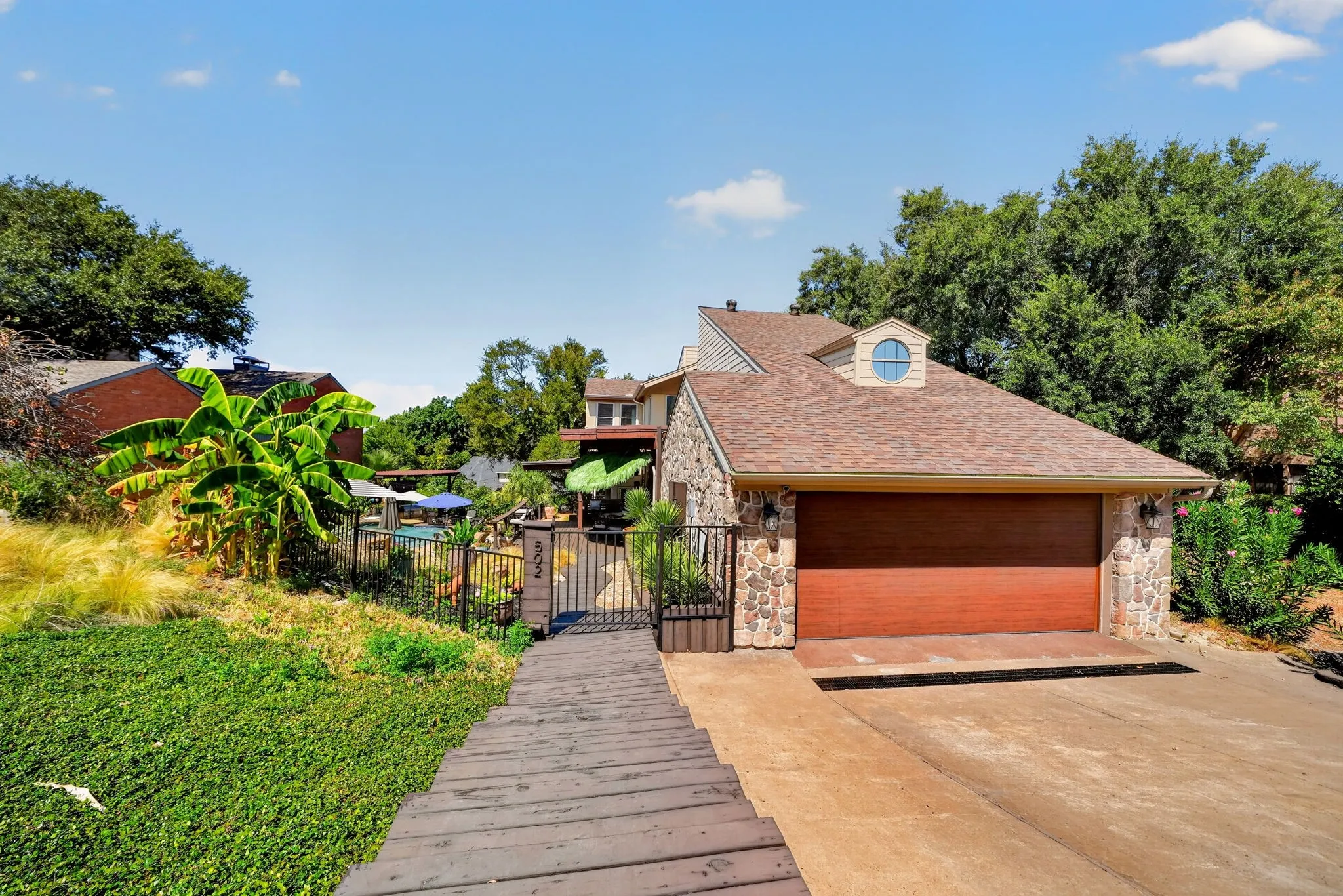 Single Family Residence For Sale in Rockwall County , 502 Columbia Drive, Rockwall, Texas 75032, 3 Bedroom, 3 Bathroom, 2 Garage spaces, 2,206 Sqft, built in 1987, mls#21392000, Real Estate Agent in Rockwall, Homes For Sale in Rockwall county, Homes For Sale in Rockwall, Realtor in Rockwall Texas, Real Estate Brokerage Independent Realty Texas, Luminita Cordes Realtor