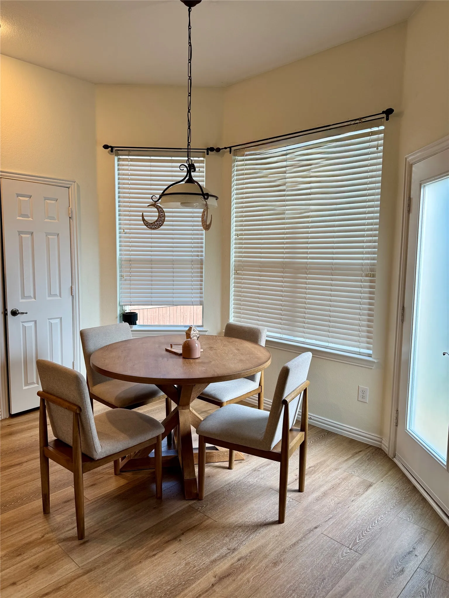 Single Family Residence For Rent in Tarrant County , 803 Kodiak Circle, Euless, Texas 76039, 4 Bedroom, 3 Bathroom, 2 Garage spaces, 2,581 Sqft, built in 2004, mls#21391125, Real Estate Agent in Euless, Homes For Rent in Tarrant county, Homes For Rent in Euless, Realtor in Euless Texas, Real Estate Brokerage Independent Realty Texas, Luminita Cordes Realtor