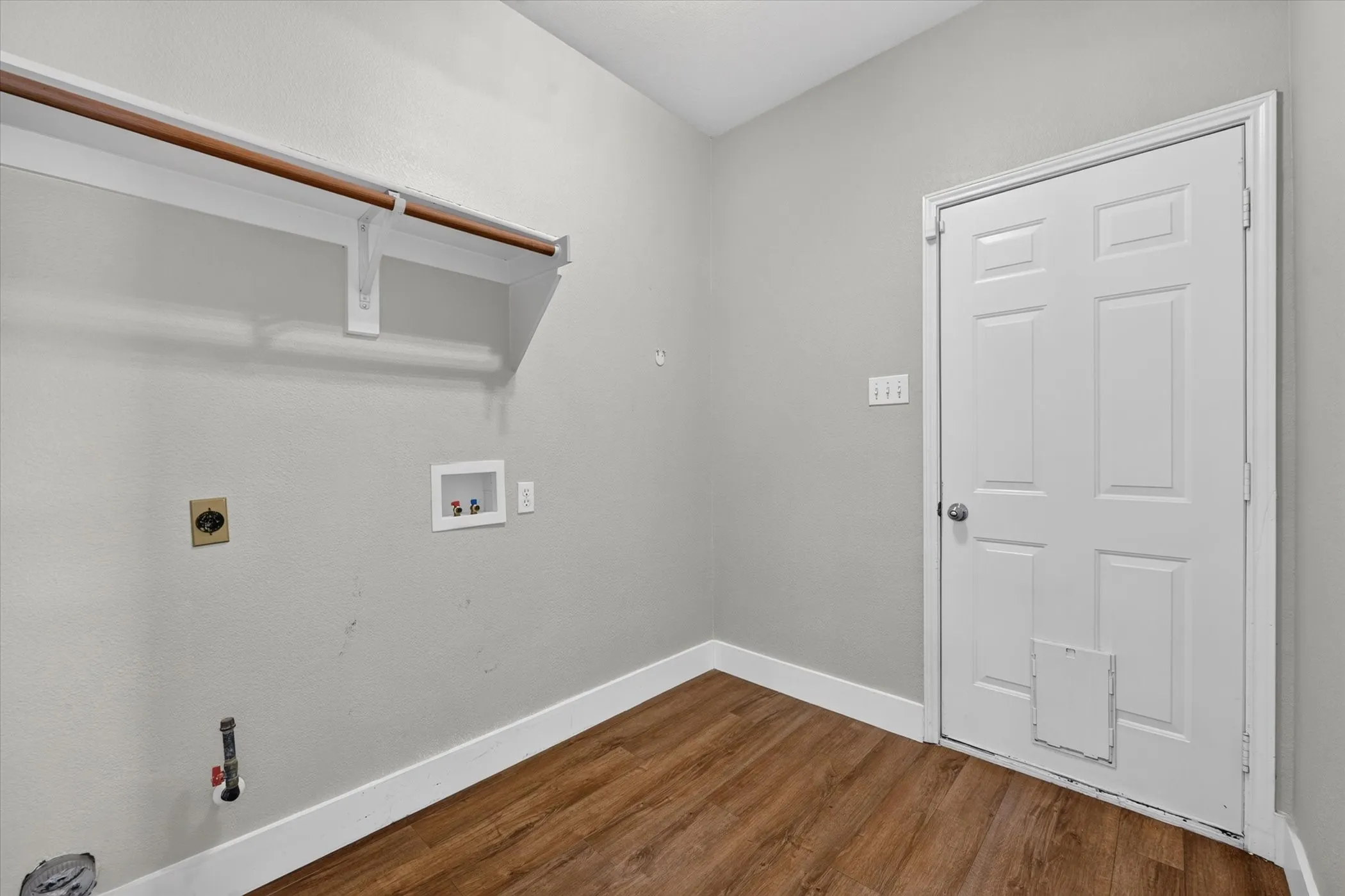 Single Family Residence For Sale in Collin County , 4017 Strattford Drive, Frisco, Texas 75035, 3 Bedroom, 3 Bathroom, 2 Garage spaces, 2,779 Sqft, built in 1996, mls#21383254, Real Estate Agent in Frisco, Homes For Sale in Collin county, Homes For Sale in Frisco, Realtor in Frisco Texas, Real Estate Brokerage Independent Realty Texas, Luminita Cordes Realtor
