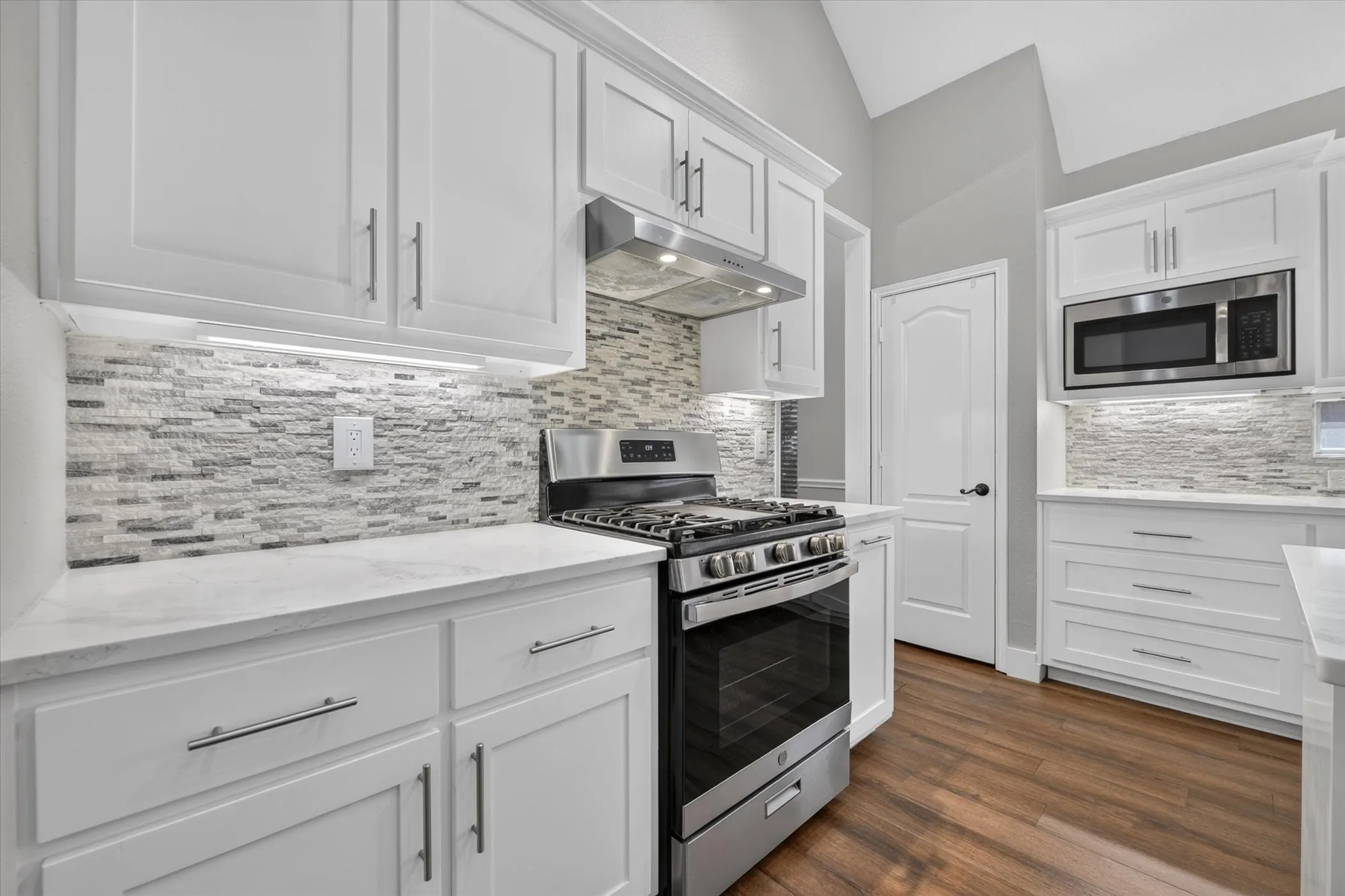 Single Family Residence For Sale in Collin County , 4017 Strattford Drive, Frisco, Texas 75035, 3 Bedroom, 3 Bathroom, 2 Garage spaces, 2,779 Sqft, built in 1996, mls#21383254, Real Estate Agent in Frisco, Homes For Sale in Collin county, Homes For Sale in Frisco, Realtor in Frisco Texas, Real Estate Brokerage Independent Realty Texas, Luminita Cordes Realtor