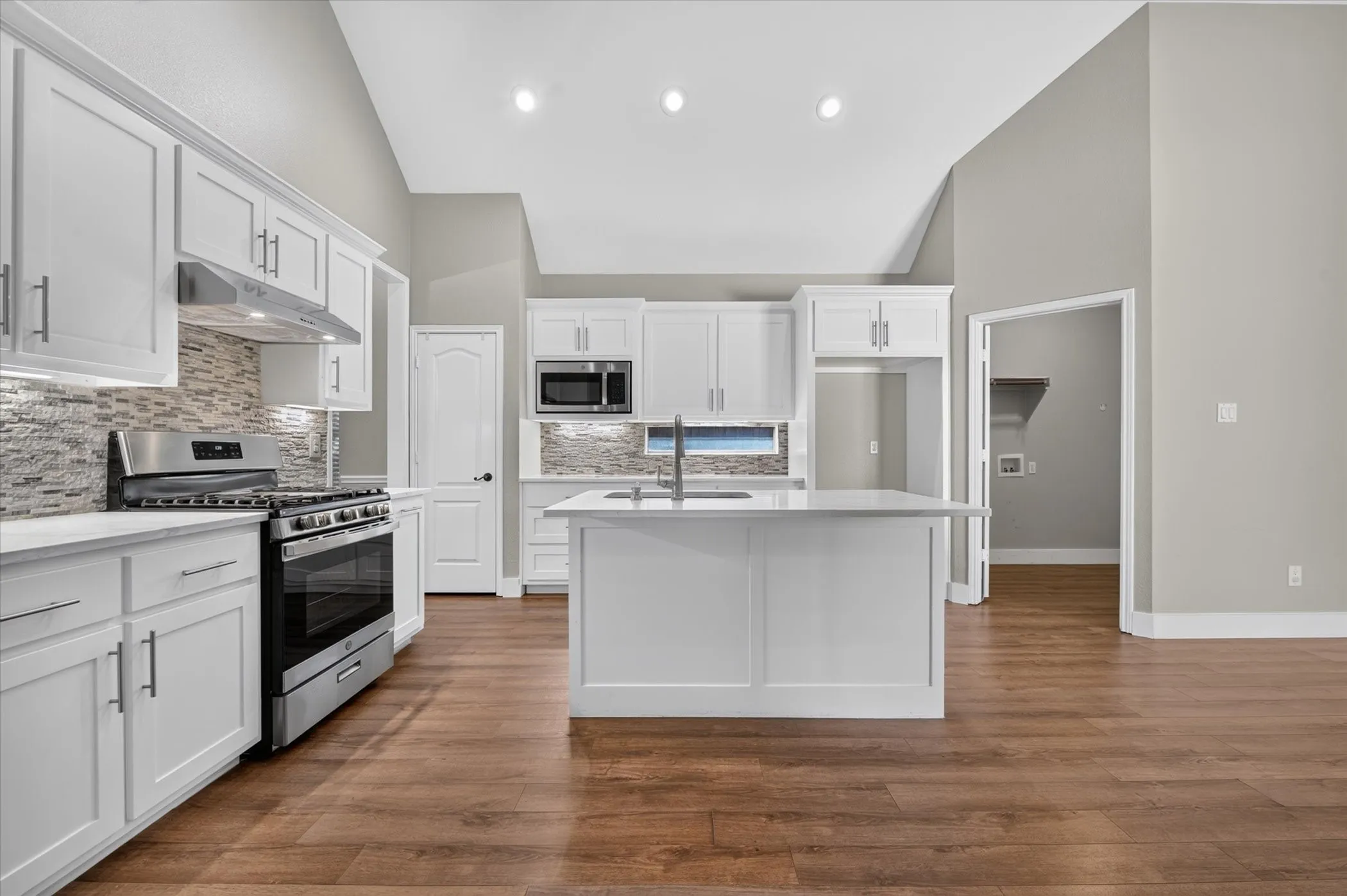 Single Family Residence For Sale in Collin County , 4017 Strattford Drive, Frisco, Texas 75035, 3 Bedroom, 3 Bathroom, 2 Garage spaces, 2,779 Sqft, built in 1996, mls#21383254, Real Estate Agent in Frisco, Homes For Sale in Collin county, Homes For Sale in Frisco, Realtor in Frisco Texas, Real Estate Brokerage Independent Realty Texas, Luminita Cordes Realtor