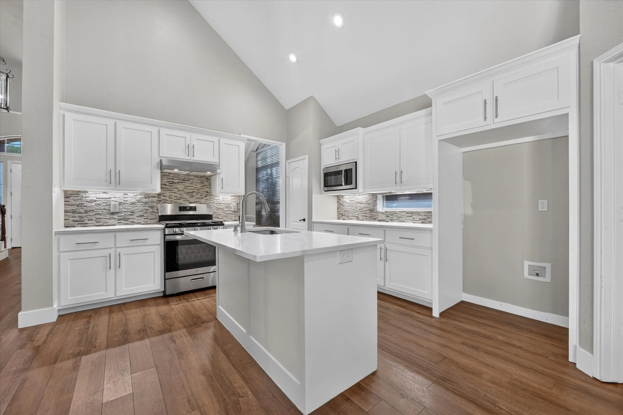 Single Family Residence For Sale in Collin County , 4017 Strattford Drive, Frisco, Texas 75035, 3 Bedroom, 3 Bathroom, 2 Garage spaces, 2,779 Sqft, built in 1996, mls#21383254, Real Estate Agent in Frisco, Homes For Sale in Collin county, Homes For Sale in Frisco, Realtor in Frisco Texas, Real Estate Brokerage Independent Realty Texas, Luminita Cordes Realtor