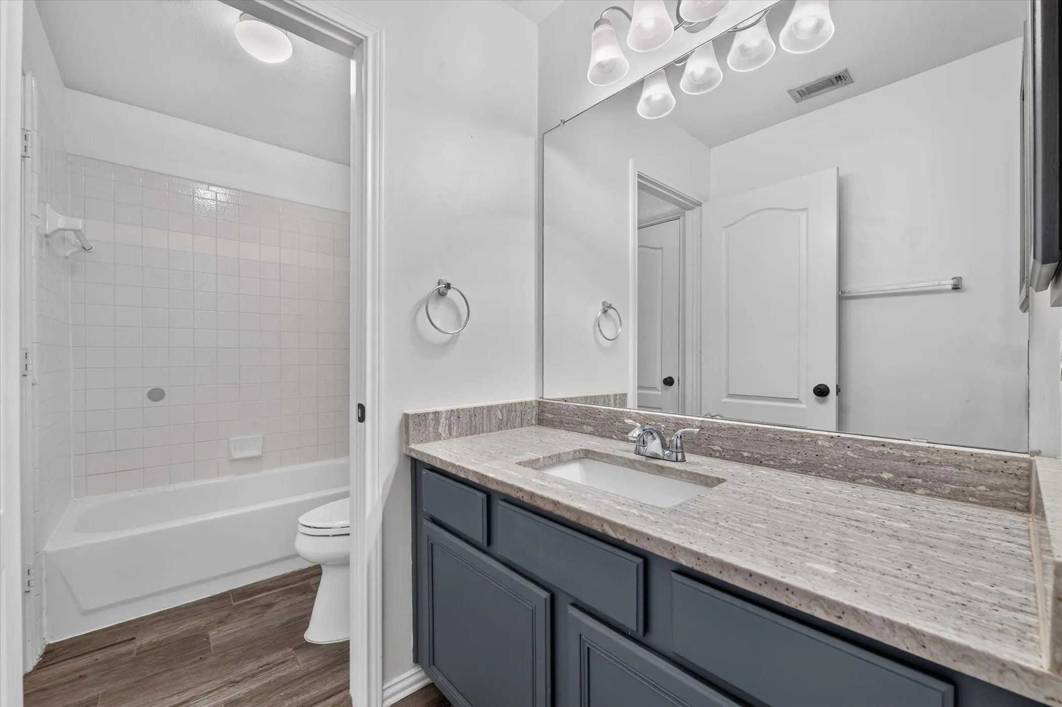 Single Family Residence For Sale in Collin County , 4017 Strattford Drive, Frisco, Texas 75035, 3 Bedroom, 3 Bathroom, 2 Garage spaces, 2,779 Sqft, built in 1996, mls#21383254, Real Estate Agent in Frisco, Homes For Sale in Collin county, Homes For Sale in Frisco, Realtor in Frisco Texas, Real Estate Brokerage Independent Realty Texas, Luminita Cordes Realtor
