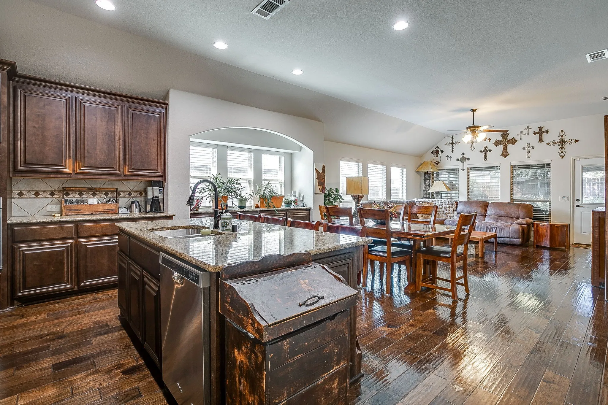 Single Family Residence For Sale in Johnson County , 1169 Spring Cress Drive, Burleson, Texas 76028, 4 Bedroom, 2 Bathroom, 3 Garage spaces, 2,305 Sqft, built in 2016, mls#21394864, Real Estate Agent in Burleson, Homes For Sale in Johnson county, Homes For Sale in Burleson, Realtor in Burleson Texas, Real Estate Brokerage Independent Realty Texas, Luminita Cordes Realtor