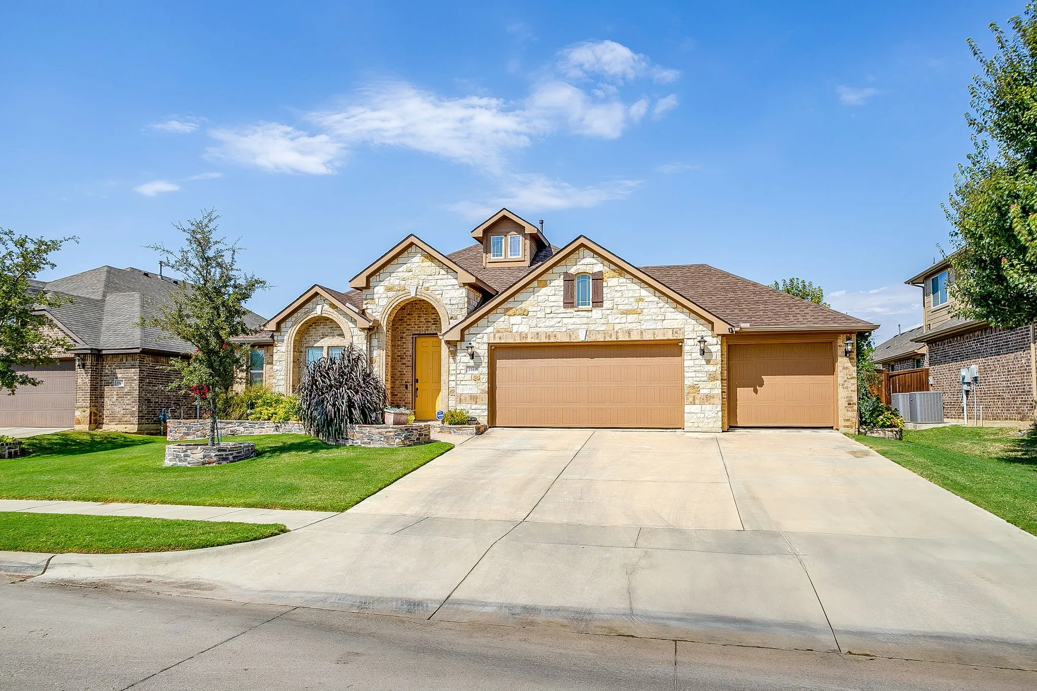 Single Family Residence For Sale in Johnson County , 1169 Spring Cress Drive, Burleson, Texas 76028, 4 Bedroom, 2 Bathroom, 3 Garage spaces, 2,305 Sqft, built in 2016, mls#21394864, Real Estate Agent in Burleson, Homes For Sale in Johnson county, Homes For Sale in Burleson, Realtor in Burleson Texas, Real Estate Brokerage Independent Realty Texas, Luminita Cordes Realtor