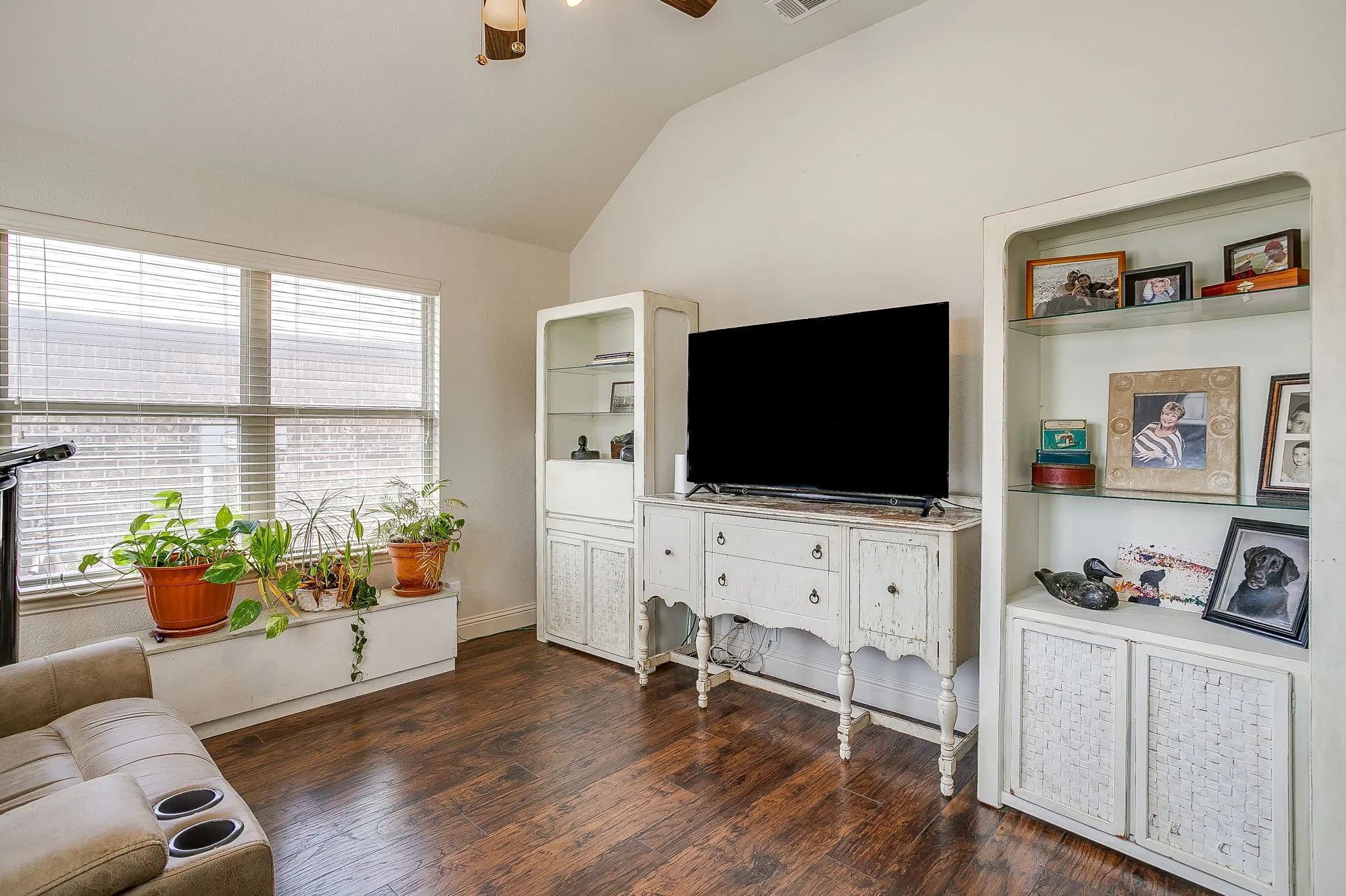 Single Family Residence For Sale in Johnson County , 1169 Spring Cress Drive, Burleson, Texas 76028, 4 Bedroom, 2 Bathroom, 3 Garage spaces, 2,305 Sqft, built in 2016, mls#21394864, Real Estate Agent in Burleson, Homes For Sale in Johnson county, Homes For Sale in Burleson, Realtor in Burleson Texas, Real Estate Brokerage Independent Realty Texas, Luminita Cordes Realtor