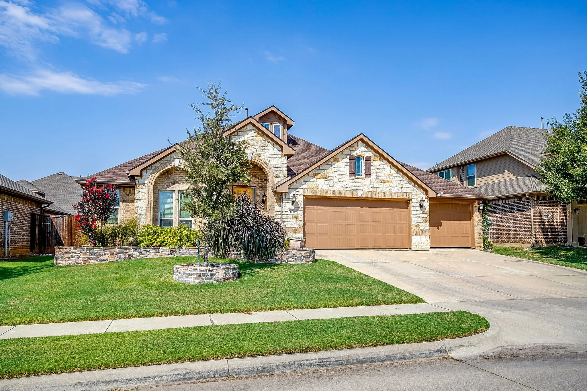 Single Family Residence For Sale in Johnson County , 1169 Spring Cress Drive, Burleson, Texas 76028, 4 Bedroom, 2 Bathroom, 3 Garage spaces, 2,305 Sqft, built in 2016, mls#21394864, Real Estate Agent in Burleson, Homes For Sale in Johnson county, Homes For Sale in Burleson, Realtor in Burleson Texas, Real Estate Brokerage Independent Realty Texas, Luminita Cordes Realtor