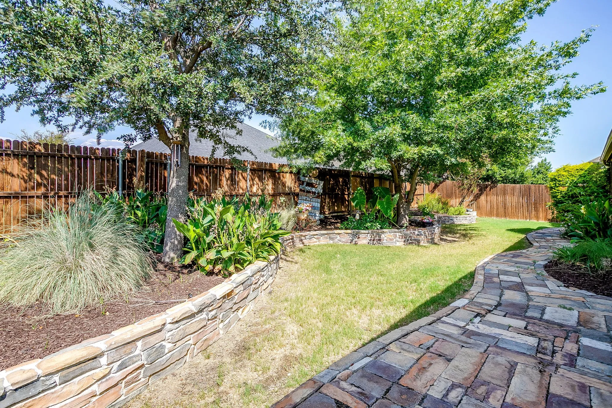 Single Family Residence For Sale in Johnson County , 1169 Spring Cress Drive, Burleson, Texas 76028, 4 Bedroom, 2 Bathroom, 3 Garage spaces, 2,305 Sqft, built in 2016, mls#21394864, Real Estate Agent in Burleson, Homes For Sale in Johnson county, Homes For Sale in Burleson, Realtor in Burleson Texas, Real Estate Brokerage Independent Realty Texas, Luminita Cordes Realtor