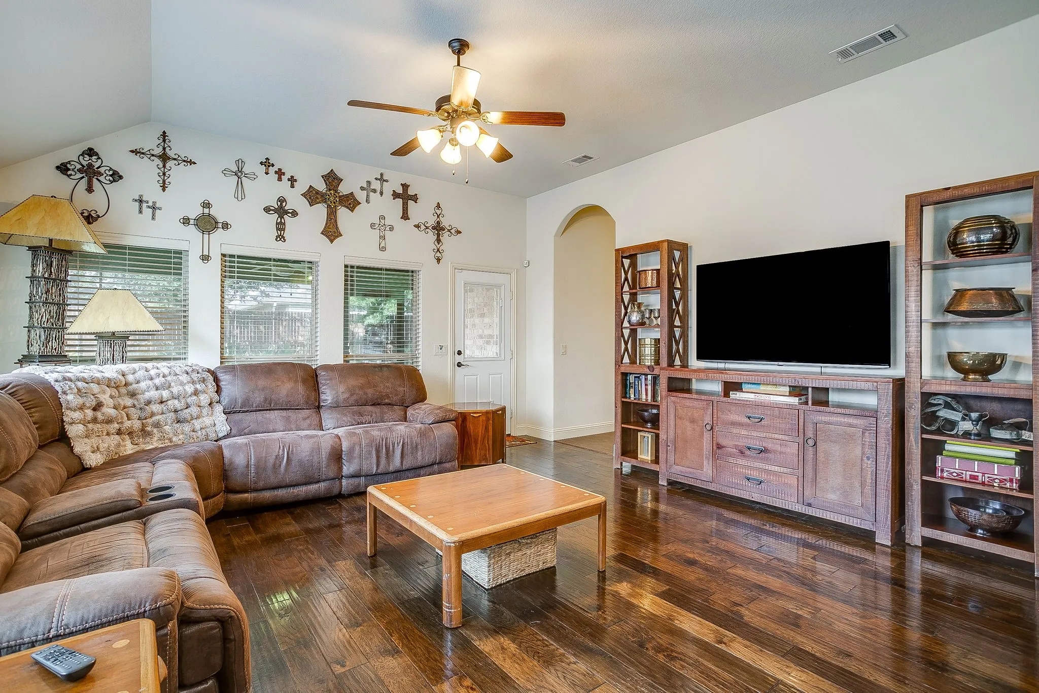 Single Family Residence For Sale in Johnson County , 1169 Spring Cress Drive, Burleson, Texas 76028, 4 Bedroom, 2 Bathroom, 3 Garage spaces, 2,305 Sqft, built in 2016, mls#21394864, Real Estate Agent in Burleson, Homes For Sale in Johnson county, Homes For Sale in Burleson, Realtor in Burleson Texas, Real Estate Brokerage Independent Realty Texas, Luminita Cordes Realtor