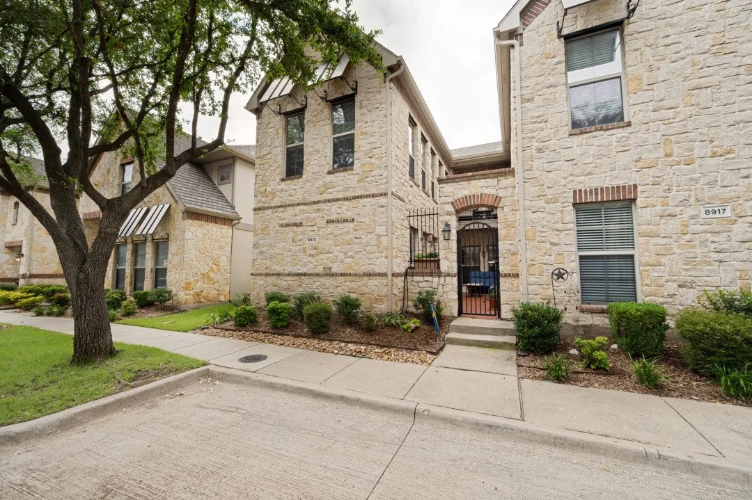 Townhouse For Sale in Collin County , 8913 Trolley Trail, Mc Kinney, Texas 75070, 2 Bedroom, 3 Bathroom, 2 Garage spaces, 1,687 Sqft, built in 2005, mls#21393334, Real Estate Agent in Mc Kinney, Homes For Sale in Collin county, Homes For Sale in Mc Kinney, Realtor in Mc Kinney Texas, Real Estate Brokerage Independent Realty Texas, Luminita Cordes Realtor