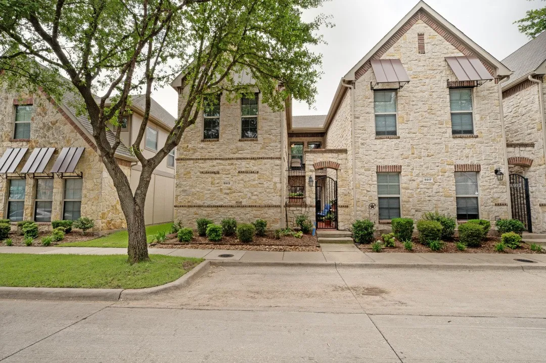 Townhouse For Sale in Collin County , 8913 Trolley Trail, Mc Kinney, Texas 75070, 2 Bedroom, 3 Bathroom, 2 Garage spaces, 1,687 Sqft, built in 2005, mls#21393334, Real Estate Agent in Mc Kinney, Homes For Sale in Collin county, Homes For Sale in Mc Kinney, Realtor in Mc Kinney Texas, Real Estate Brokerage Independent Realty Texas, Luminita Cordes Realtor