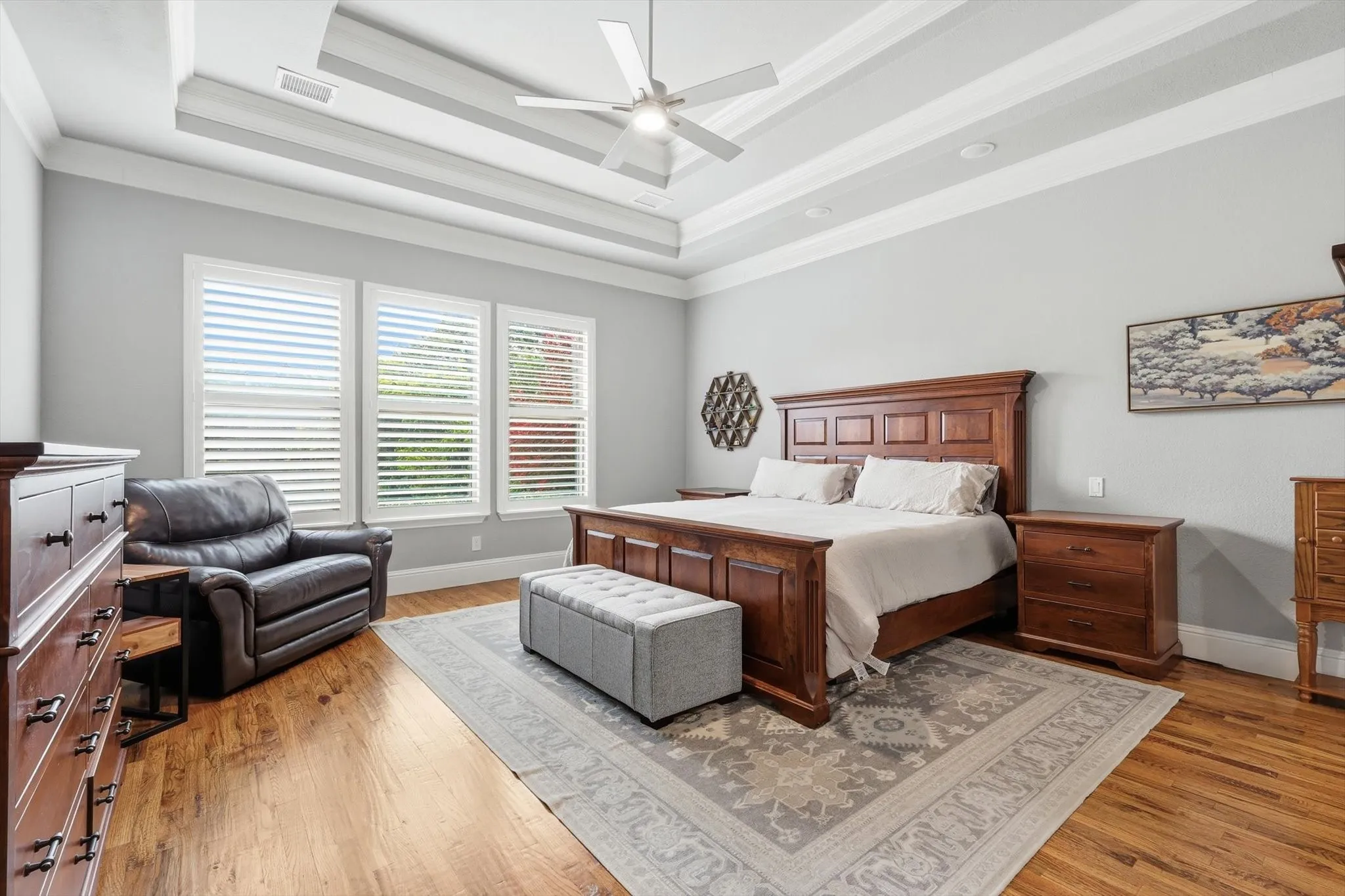 Tray ceiling with recessed lighting and ceiling fan