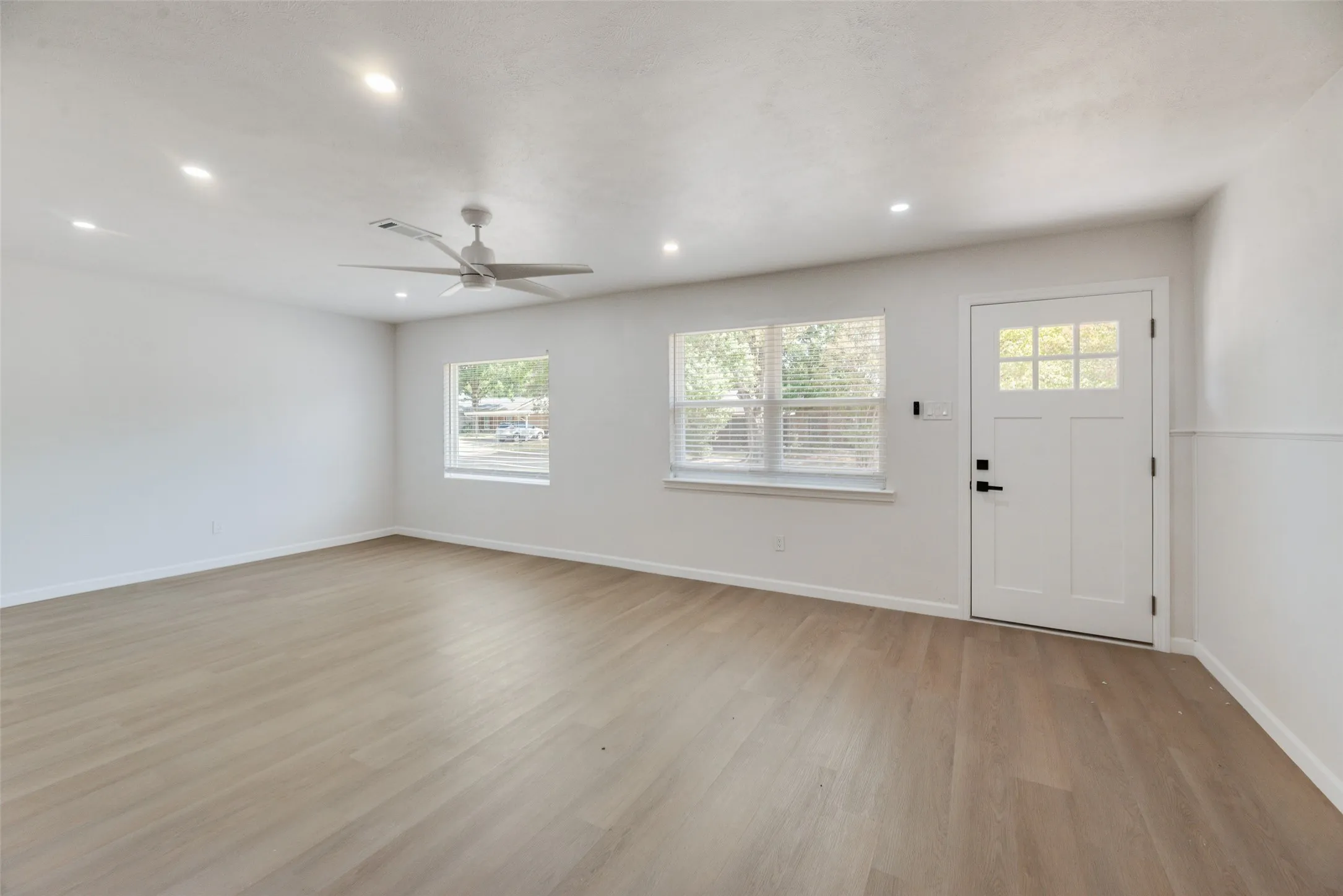 Single Family Residence For Sale in Dallas County , 409 Birchwood Circle, Mesquite, Texas 75149, 4 Bedroom, 2 Bathroom, Garage spaces, 1,733 Sqft, built in 1963, mls#21393272, Real Estate Agent in Mesquite, Homes For Sale in Dallas county, Homes For Sale in Mesquite, Realtor in Mesquite Texas, Real Estate Brokerage Independent Realty Texas, Luminita Cordes Realtor