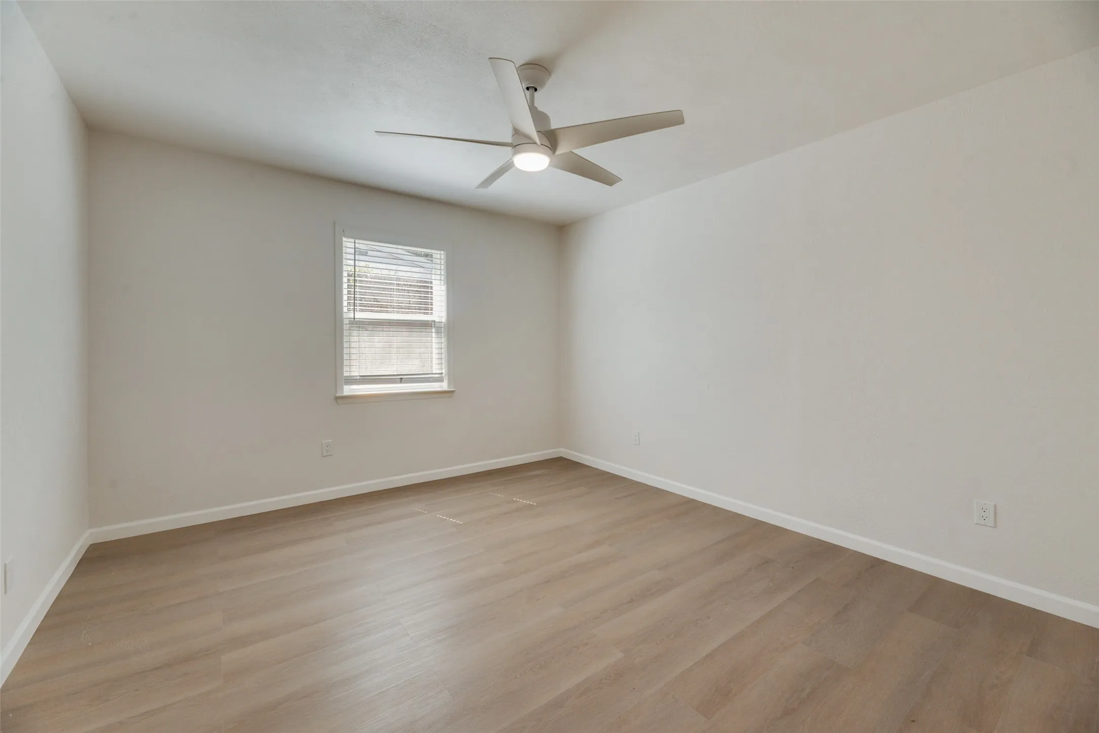Single Family Residence For Sale in Dallas County , 409 Birchwood Circle, Mesquite, Texas 75149, 4 Bedroom, 2 Bathroom, Garage spaces, 1,733 Sqft, built in 1963, mls#21393272, Real Estate Agent in Mesquite, Homes For Sale in Dallas county, Homes For Sale in Mesquite, Realtor in Mesquite Texas, Real Estate Brokerage Independent Realty Texas, Luminita Cordes Realtor