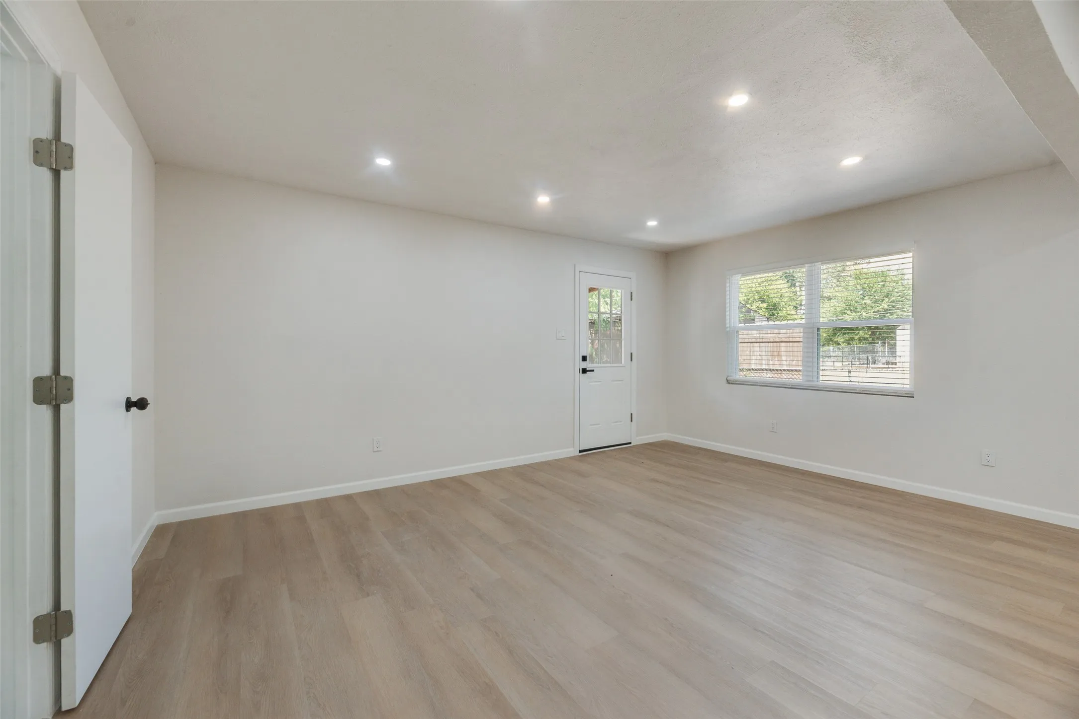 Single Family Residence For Sale in Dallas County , 409 Birchwood Circle, Mesquite, Texas 75149, 4 Bedroom, 2 Bathroom, Garage spaces, 1,733 Sqft, built in 1963, mls#21393272, Real Estate Agent in Mesquite, Homes For Sale in Dallas county, Homes For Sale in Mesquite, Realtor in Mesquite Texas, Real Estate Brokerage Independent Realty Texas, Luminita Cordes Realtor