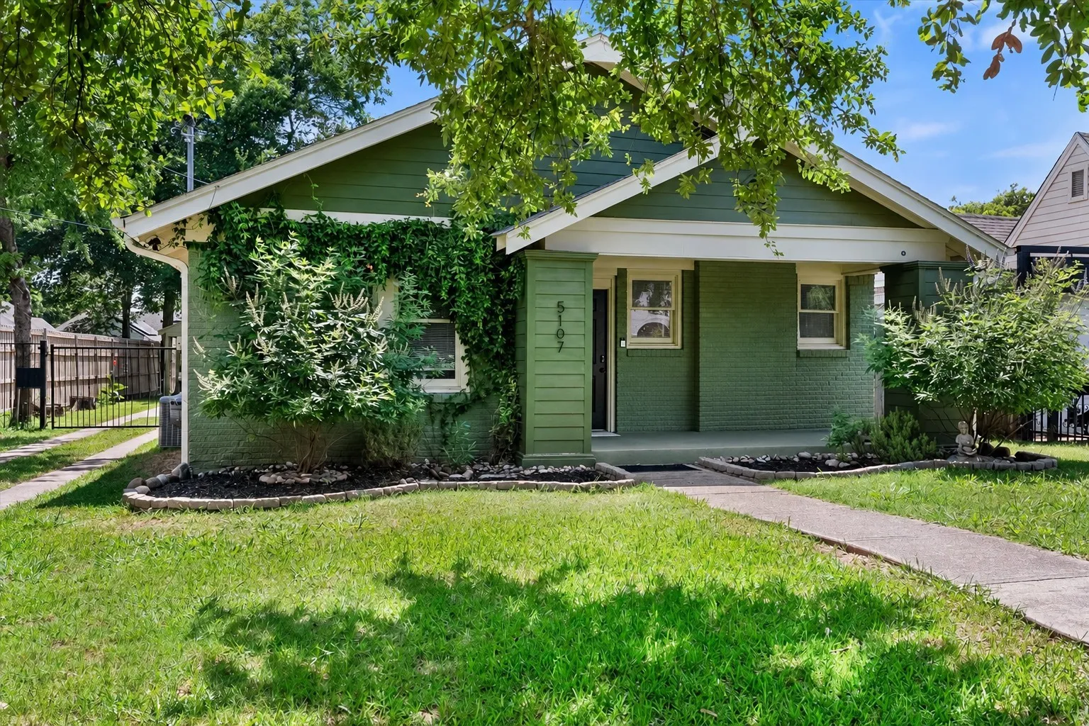 Single Family Residence For Sale in Dallas County , 5107 Denton Drive, Dallas, Texas 75235, 3 Bedroom, 2 Bathroom, Garage spaces, 1,496 Sqft, built in 1926, mls#21394721, Real Estate Agent in Dallas, Homes For Sale in Dallas county, Homes For Sale in Dallas, Realtor in Dallas Texas, Real Estate Brokerage Independent Realty Texas, Luminita Cordes Realtor