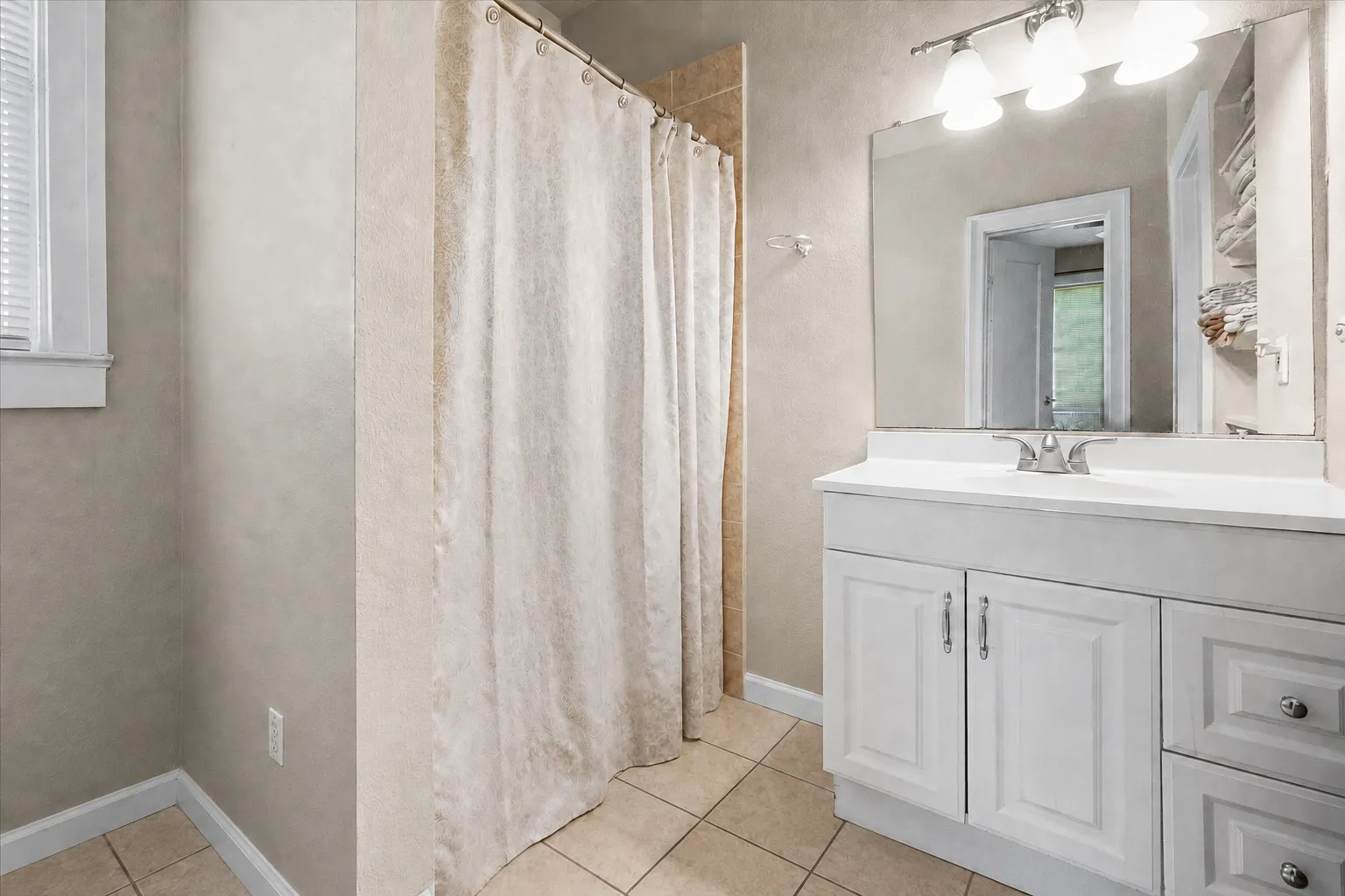 Single Family Residence For Sale in Dallas County , 5107 Denton Drive, Dallas, Texas 75235, 3 Bedroom, 2 Bathroom, Garage spaces, 1,496 Sqft, built in 1926, mls#21394721, Real Estate Agent in Dallas, Homes For Sale in Dallas county, Homes For Sale in Dallas, Realtor in Dallas Texas, Real Estate Brokerage Independent Realty Texas, Luminita Cordes Realtor
