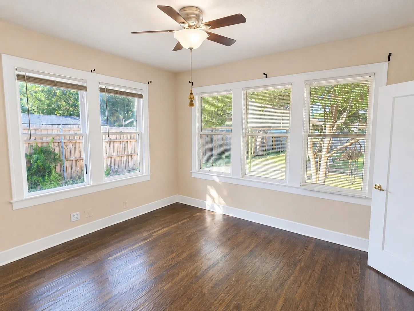 Single Family Residence For Sale in Dallas County , 5107 Denton Drive, Dallas, Texas 75235, 3 Bedroom, 2 Bathroom, Garage spaces, 1,496 Sqft, built in 1926, mls#21394721, Real Estate Agent in Dallas, Homes For Sale in Dallas county, Homes For Sale in Dallas, Realtor in Dallas Texas, Real Estate Brokerage Independent Realty Texas, Luminita Cordes Realtor