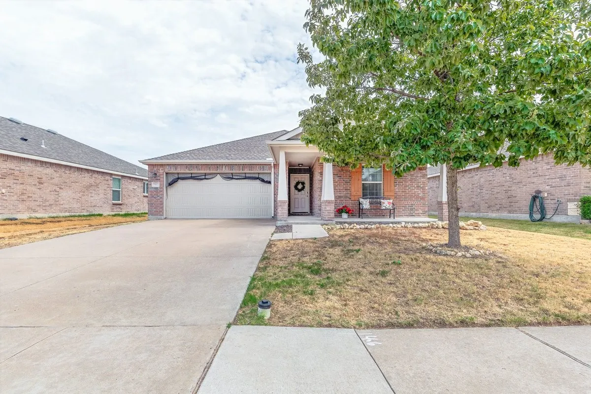 Single Family Residence For Sale in Tarrant County , 5913 Mountain Bluff Drive, Fort Worth, Texas 76179, 3 Bedroom, 2 Bathroom, 2 Garage spaces, 1,459 Sqft, built in 2014, mls#21392771, Real Estate Agent in Fort Worth, Homes For Sale in Tarrant county, Homes For Sale in Fort Worth, Realtor in Fort Worth Texas, Real Estate Brokerage Independent Realty Texas, Luminita Cordes Realtor