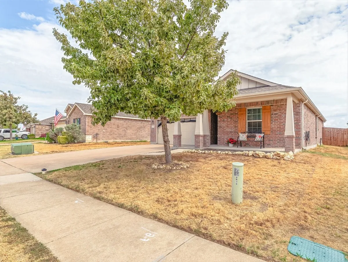 Single Family Residence For Sale in Tarrant County , 5913 Mountain Bluff Drive, Fort Worth, Texas 76179, 3 Bedroom, 2 Bathroom, 2 Garage spaces, 1,459 Sqft, built in 2014, mls#21392771, Real Estate Agent in Fort Worth, Homes For Sale in Tarrant county, Homes For Sale in Fort Worth, Realtor in Fort Worth Texas, Real Estate Brokerage Independent Realty Texas, Luminita Cordes Realtor