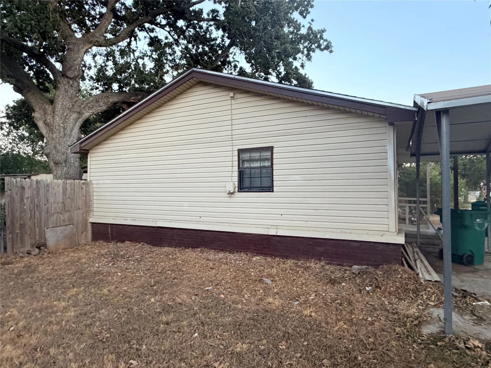 Single Family Residence For Sale in Mc Lennan County , 607 N Norma Drive, Lacy Lakeview, Texas 76705, 3 Bedroom, 1 Bathroom, Garage spaces, 1,092 Sqft, built in 1955, mls#21394629, Real Estate Agent in Lacy Lakeview, Homes For Sale in Mc Lennan county, Homes For Sale in Lacy Lakeview, Realtor in Lacy Lakeview Texas, Real Estate Brokerage Independent Realty Texas, Luminita Cordes Realtor