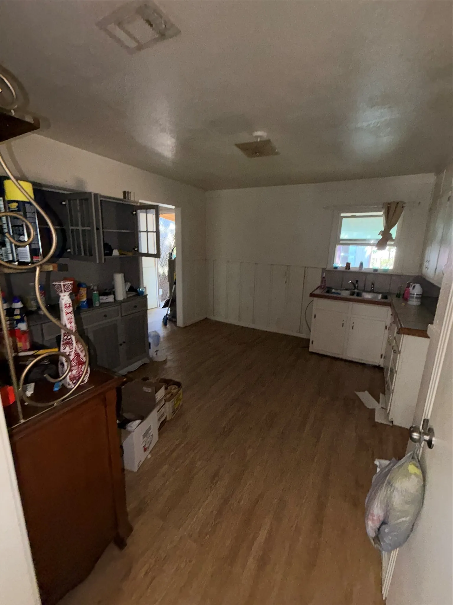 Single Family Residence For Sale in Mc Lennan County , 607 N Norma Drive, Lacy Lakeview, Texas 76705, 3 Bedroom, 1 Bathroom, Garage spaces, 1,092 Sqft, built in 1955, mls#21394629, Real Estate Agent in Lacy Lakeview, Homes For Sale in Mc Lennan county, Homes For Sale in Lacy Lakeview, Realtor in Lacy Lakeview Texas, Real Estate Brokerage Independent Realty Texas, Luminita Cordes Realtor
