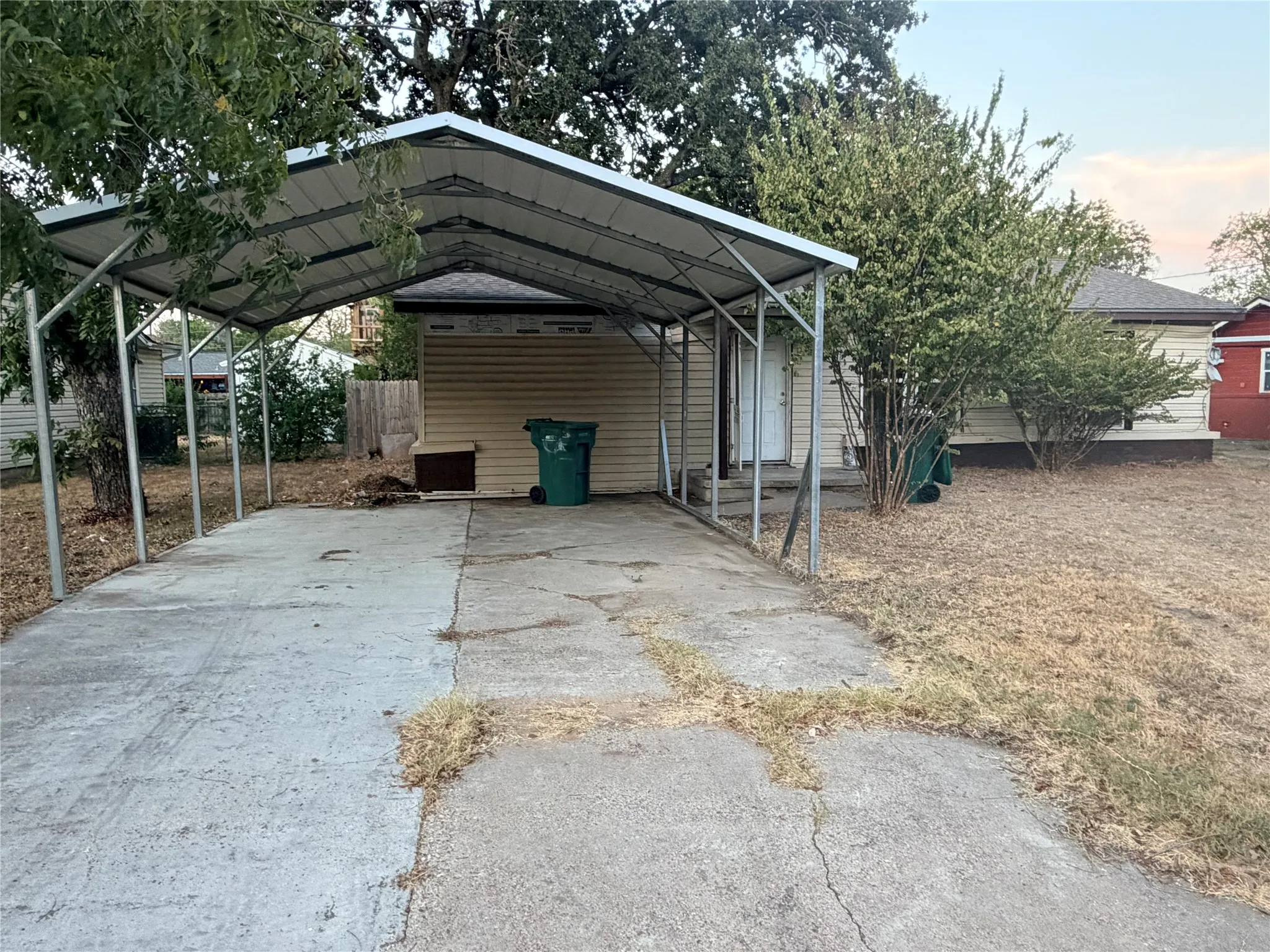 Single Family Residence For Sale in Mc Lennan County , 607 N Norma Drive, Lacy Lakeview, Texas 76705, 3 Bedroom, 1 Bathroom, Garage spaces, 1,092 Sqft, built in 1955, mls#21394629, Real Estate Agent in Lacy Lakeview, Homes For Sale in Mc Lennan county, Homes For Sale in Lacy Lakeview, Realtor in Lacy Lakeview Texas, Real Estate Brokerage Independent Realty Texas, Luminita Cordes Realtor