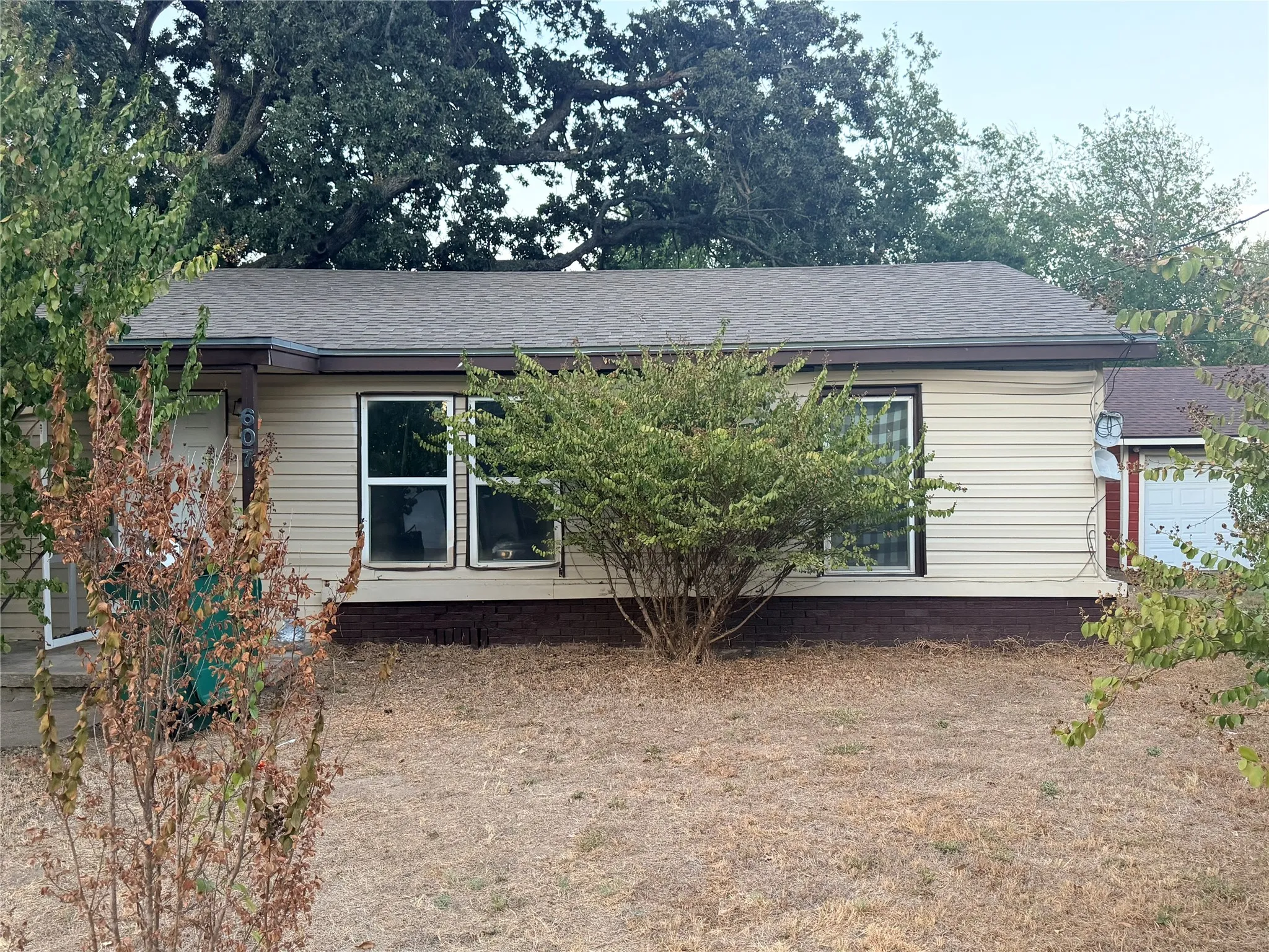 Single Family Residence For Sale in Mc Lennan County , 607 N Norma Drive, Lacy Lakeview, Texas 76705, 3 Bedroom, 1 Bathroom, Garage spaces, 1,092 Sqft, built in 1955, mls#21394629, Real Estate Agent in Lacy Lakeview, Homes For Sale in Mc Lennan county, Homes For Sale in Lacy Lakeview, Realtor in Lacy Lakeview Texas, Real Estate Brokerage Independent Realty Texas, Luminita Cordes Realtor