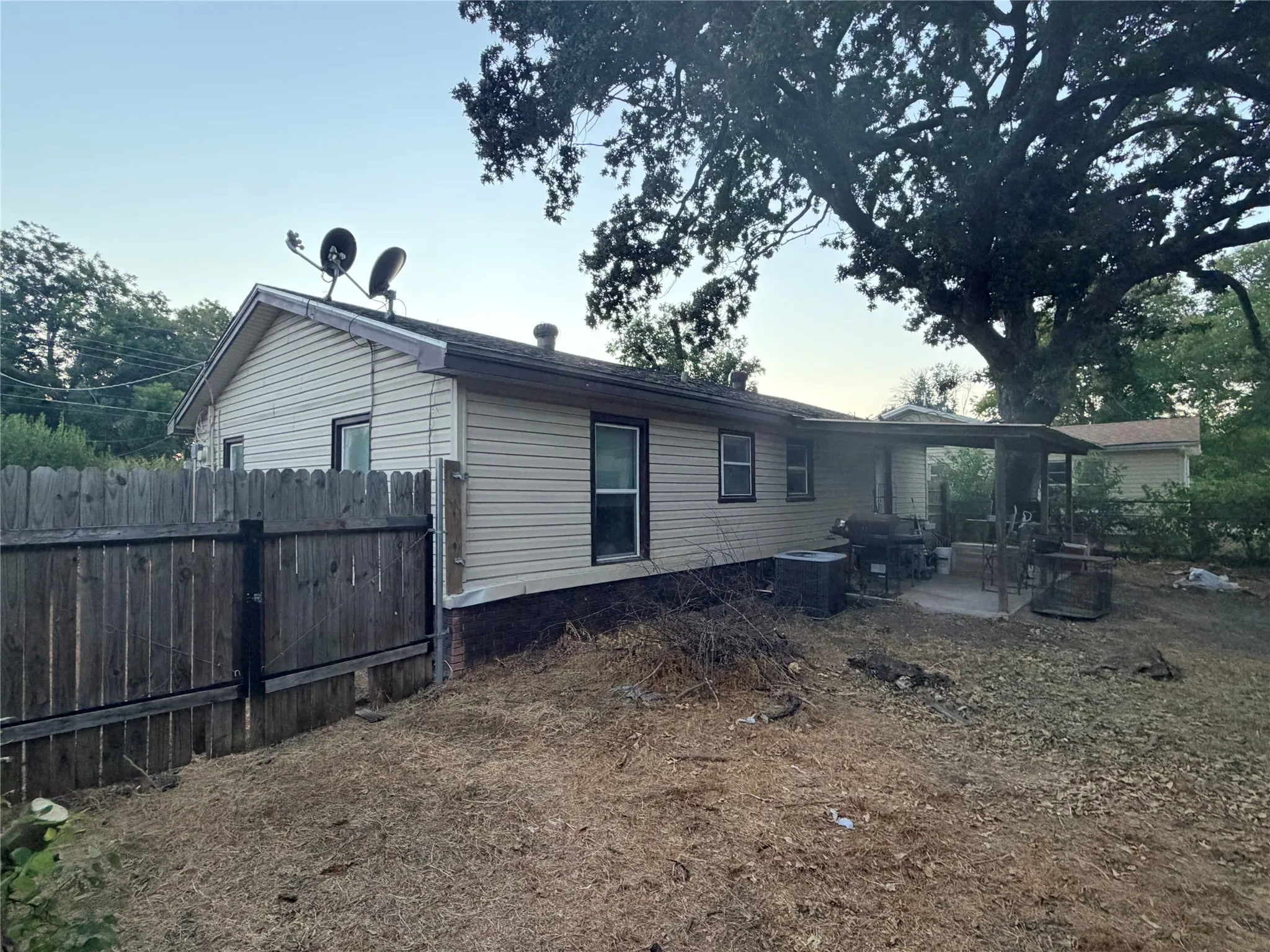 Single Family Residence For Sale in Mc Lennan County , 607 N Norma Drive, Lacy Lakeview, Texas 76705, 3 Bedroom, 1 Bathroom, Garage spaces, 1,092 Sqft, built in 1955, mls#21394629, Real Estate Agent in Lacy Lakeview, Homes For Sale in Mc Lennan county, Homes For Sale in Lacy Lakeview, Realtor in Lacy Lakeview Texas, Real Estate Brokerage Independent Realty Texas, Luminita Cordes Realtor