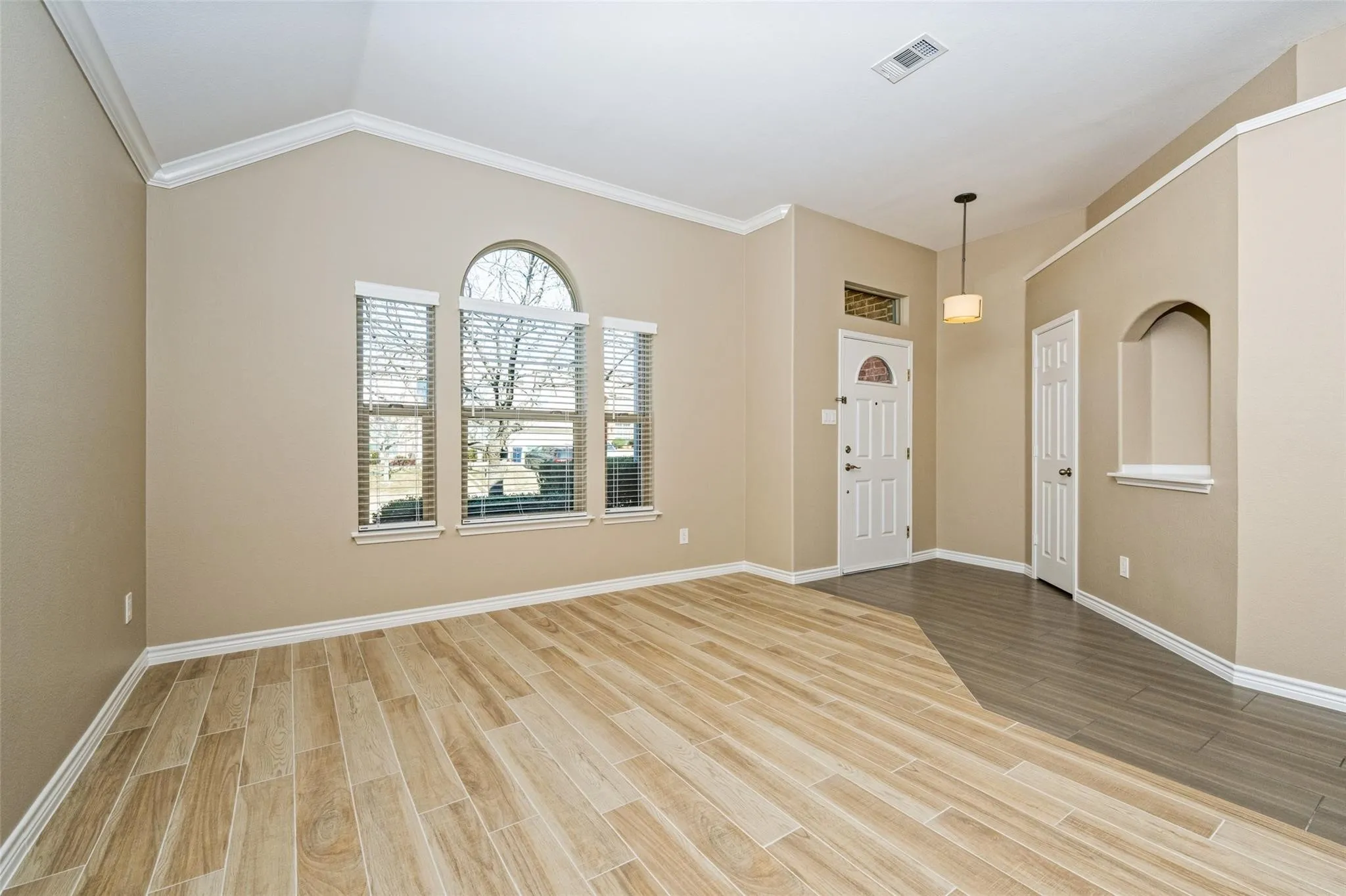 Single Family Residence For Rent in Denton County , 3704 Lighthouse Drive, Denton, Texas 76210, 3 Bedroom, 2 Bathroom, 2 Garage spaces, 1,804 Sqft, built in 2004, mls#21385780, Real Estate Agent in Denton, Homes For Rent in Denton county, Homes For Rent in Denton, Realtor in Denton Texas, Real Estate Brokerage Independent Realty Texas, Luminita Cordes Realtor