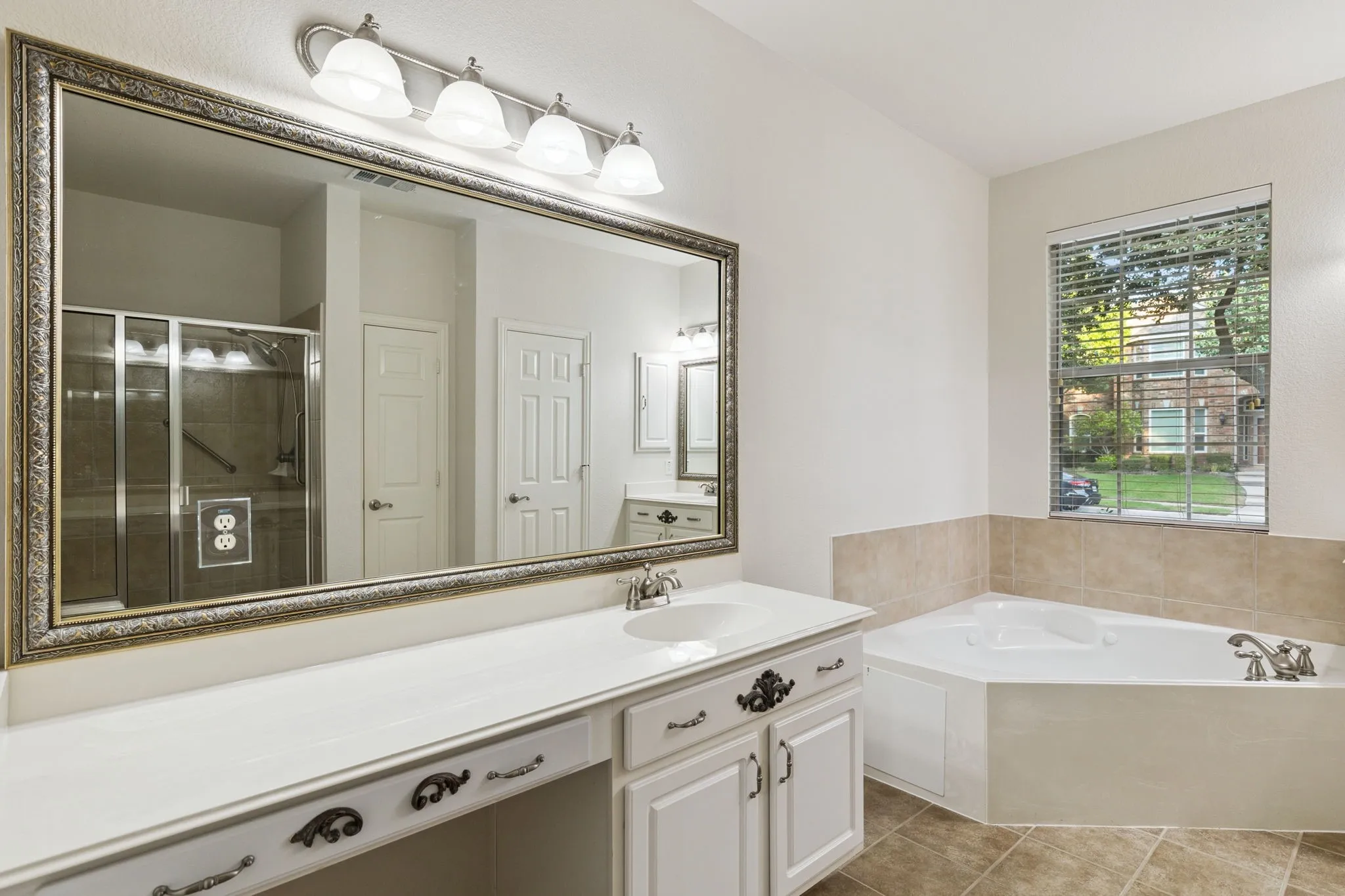 Single Family Residence For Sale in Rockwall County , 1180 Potter Avenue, Rockwall, Texas 75087, 4 Bedroom, 4 Bathroom, 3 Garage spaces, 3,409 Sqft, built in 2005, mls#21395060, Real Estate Agent in Rockwall, Homes For Sale in Rockwall county, Homes For Sale in Rockwall, Realtor in Rockwall Texas, Real Estate Brokerage Independent Realty Texas, Luminita Cordes Realtor