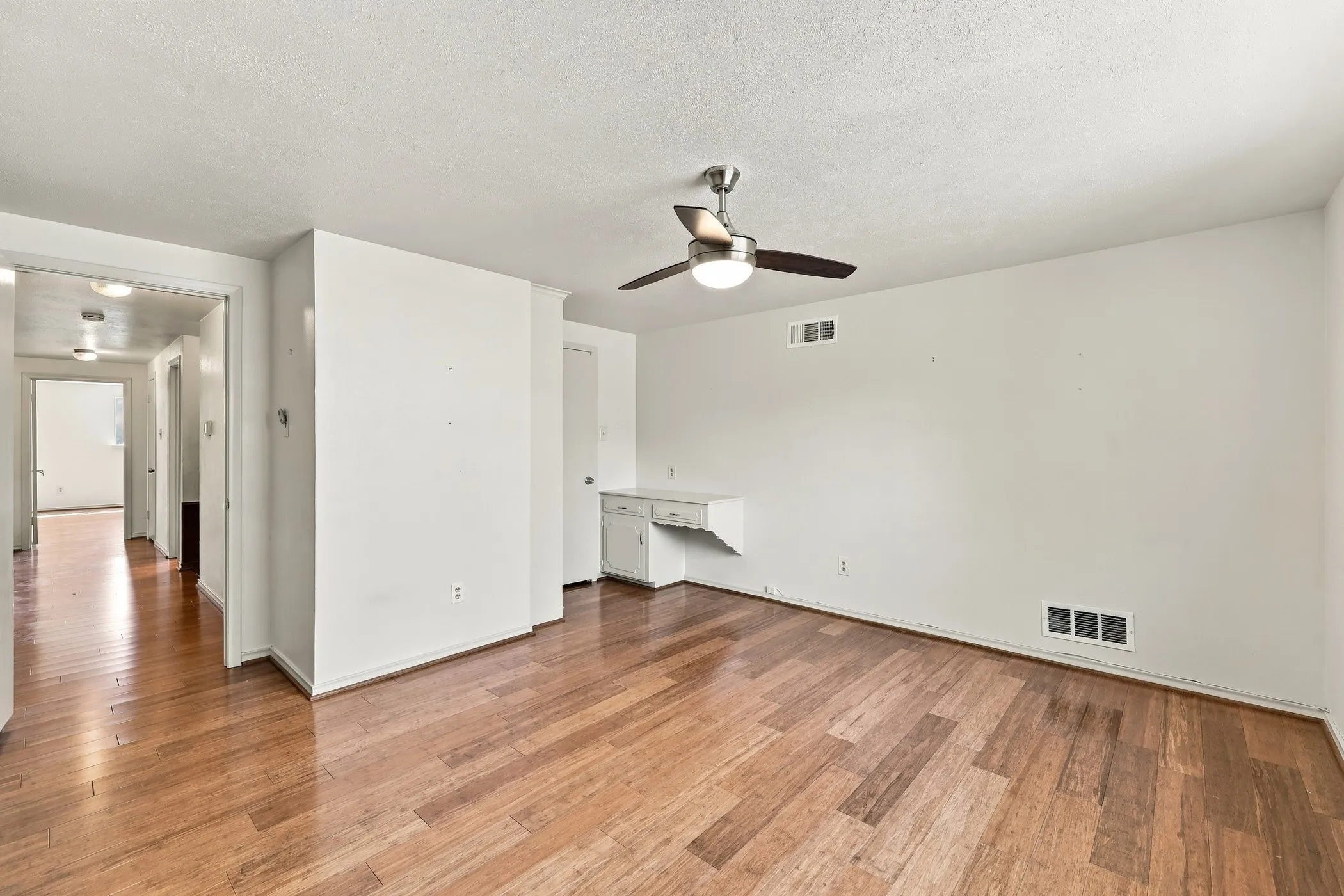 Single Family Residence For Sale in Dallas County , 9639 Brentgate Drive, Dallas, Texas 75238, 3 Bedroom, 2 Bathroom, 2 Garage spaces, 2,079 Sqft, built in 1965, mls#21394797, Real Estate Agent in Dallas, Homes For Sale in Dallas county, Homes For Sale in Dallas, Realtor in Dallas Texas, Real Estate Brokerage Independent Realty Texas, Luminita Cordes Realtor