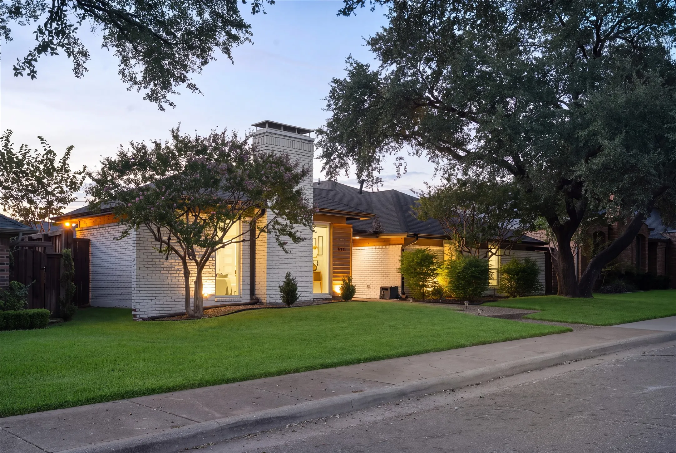 Single Family Residence For Sale in Dallas County , 16106 Shadybank Drive, Dallas, Texas 75248, 4 Bedroom, 3 Bathroom, 2 Garage spaces, 3,040 Sqft, built in 1981, mls#21394968, Real Estate Agent in Dallas, Homes For Sale in Dallas county, Homes For Sale in Dallas, Realtor in Dallas Texas, Real Estate Brokerage Independent Realty Texas, Luminita Cordes Realtor