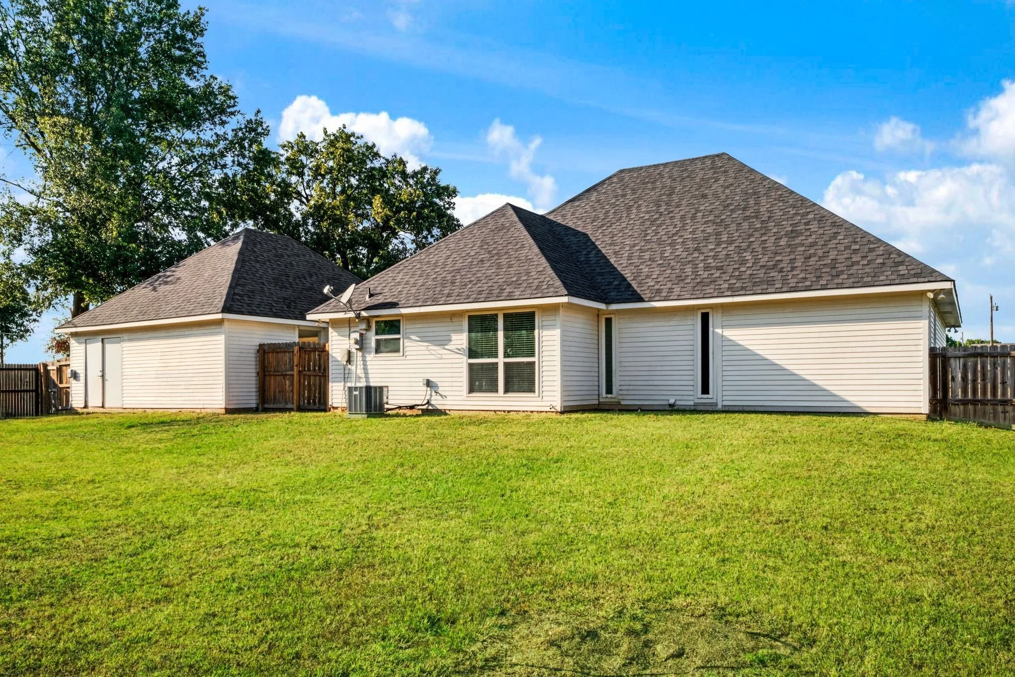 Single Family Residence For Sale in Lamar County , 720 Daniel Street, Blossom, Texas 75416, 3 Bedroom, 2 Bathroom, Garage spaces, 1,347 Sqft, built in 2009, mls#21395053, Real Estate Agent in Blossom, Homes For Sale in Lamar county, Homes For Sale in Blossom, Realtor in Blossom Texas, Real Estate Brokerage Independent Realty Texas, Luminita Cordes Realtor