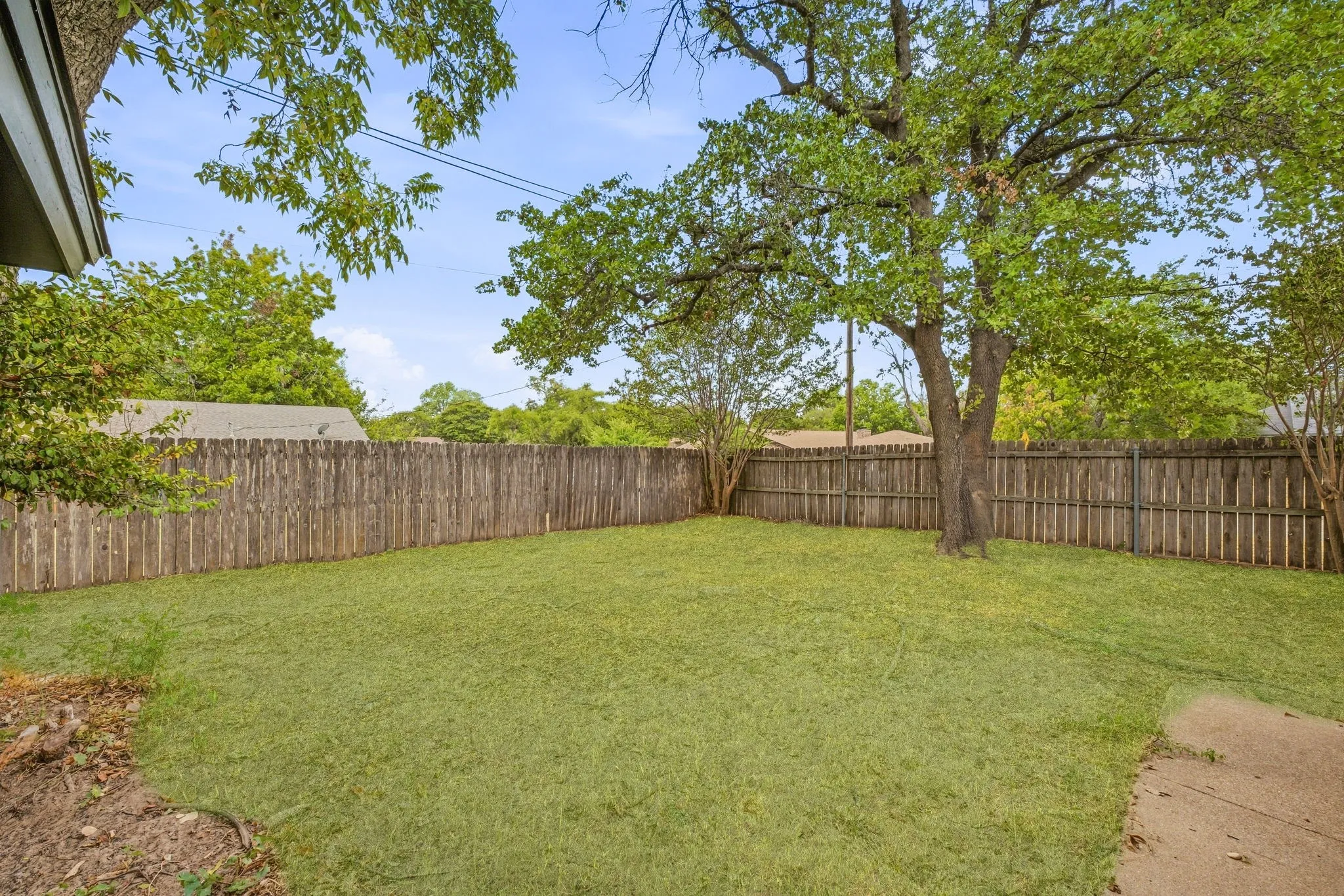 Single Family Residence For Sale in Erath County , 1190 N Charlotte Avenue, Stephenville, Texas 76401, 3 Bedroom, 2 Bathroom, 2 Garage spaces, 2,341 Sqft, built in 1976, mls#21394902, Real Estate Agent in Stephenville, Homes For Sale in Erath county, Homes For Sale in Stephenville, Realtor in Stephenville Texas, Real Estate Brokerage Independent Realty Texas, Luminita Cordes Realtor