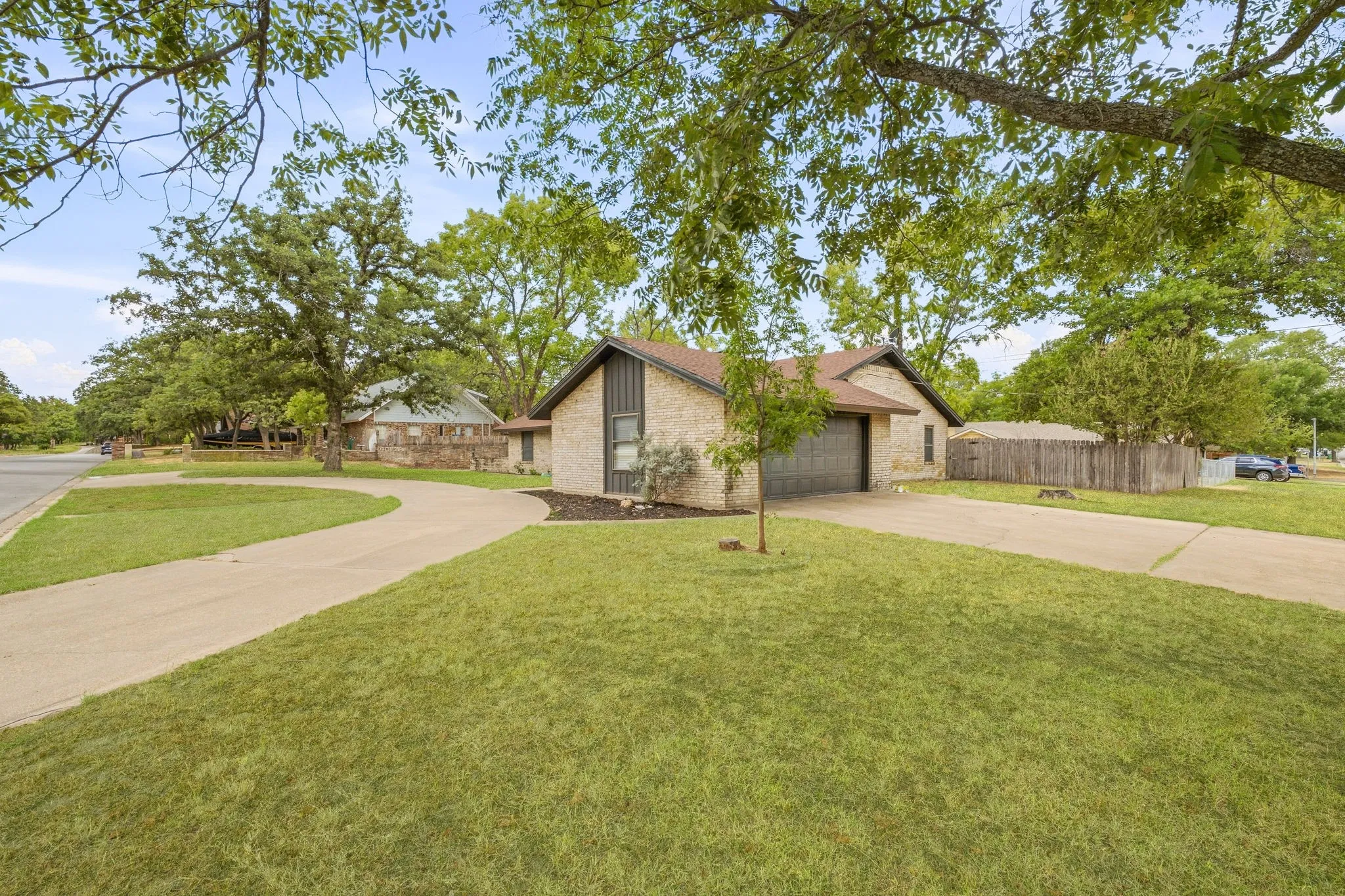 Single Family Residence For Sale in Erath County , 1190 N Charlotte Avenue, Stephenville, Texas 76401, 3 Bedroom, 2 Bathroom, 2 Garage spaces, 2,341 Sqft, built in 1976, mls#21394902, Real Estate Agent in Stephenville, Homes For Sale in Erath county, Homes For Sale in Stephenville, Realtor in Stephenville Texas, Real Estate Brokerage Independent Realty Texas, Luminita Cordes Realtor