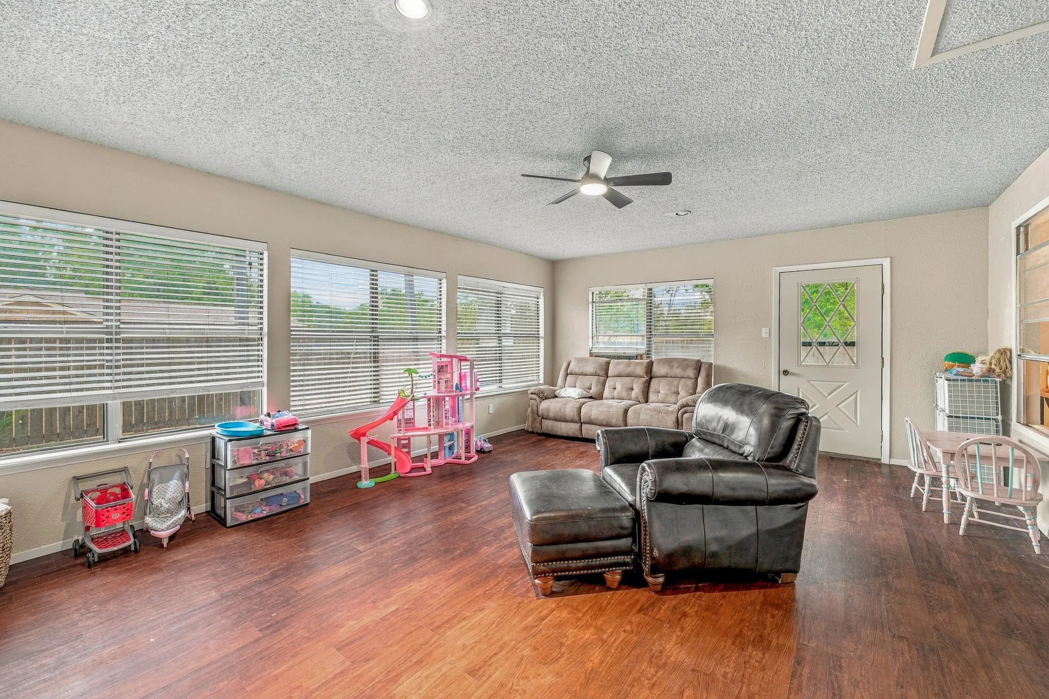 Single Family Residence For Sale in Erath County , 1190 N Charlotte Avenue, Stephenville, Texas 76401, 3 Bedroom, 2 Bathroom, 2 Garage spaces, 2,341 Sqft, built in 1976, mls#21394902, Real Estate Agent in Stephenville, Homes For Sale in Erath county, Homes For Sale in Stephenville, Realtor in Stephenville Texas, Real Estate Brokerage Independent Realty Texas, Luminita Cordes Realtor