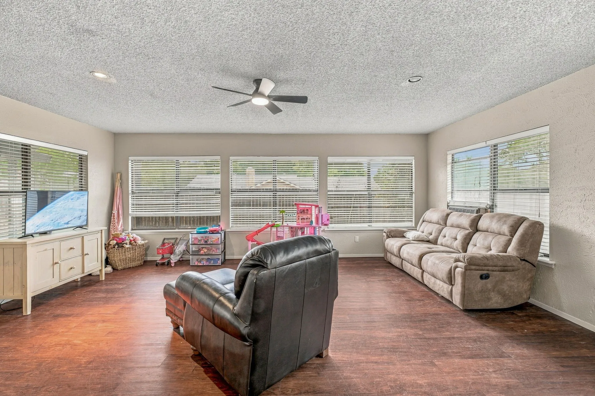 Single Family Residence For Sale in Erath County , 1190 N Charlotte Avenue, Stephenville, Texas 76401, 3 Bedroom, 2 Bathroom, 2 Garage spaces, 2,341 Sqft, built in 1976, mls#21394902, Real Estate Agent in Stephenville, Homes For Sale in Erath county, Homes For Sale in Stephenville, Realtor in Stephenville Texas, Real Estate Brokerage Independent Realty Texas, Luminita Cordes Realtor