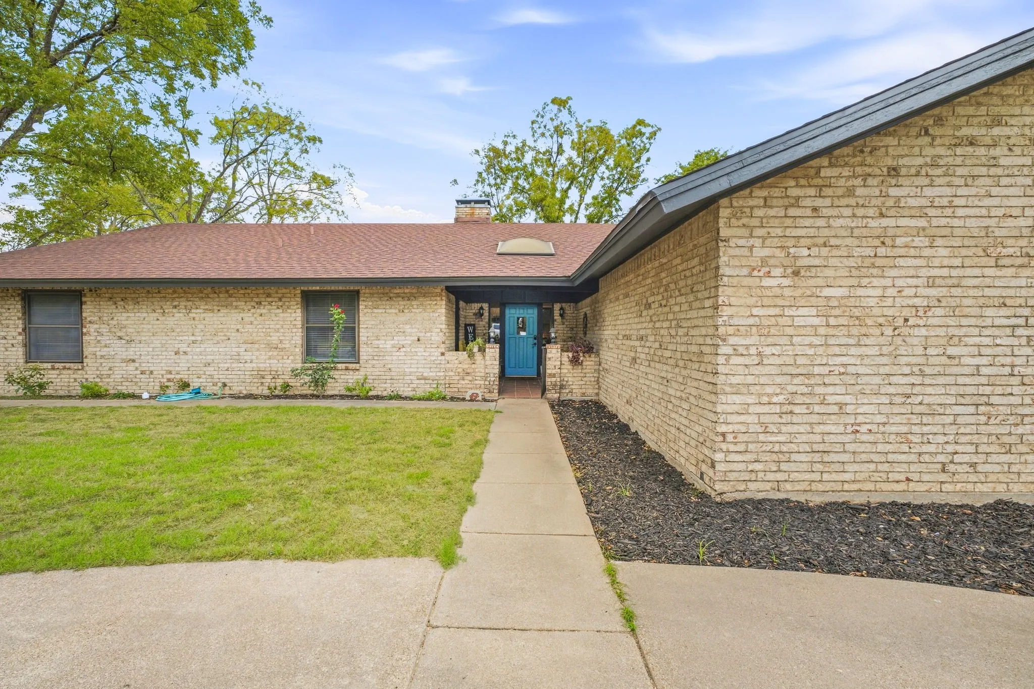 Single Family Residence For Sale in Erath County , 1190 N Charlotte Avenue, Stephenville, Texas 76401, 3 Bedroom, 2 Bathroom, 2 Garage spaces, 2,341 Sqft, built in 1976, mls#21394902, Real Estate Agent in Stephenville, Homes For Sale in Erath county, Homes For Sale in Stephenville, Realtor in Stephenville Texas, Real Estate Brokerage Independent Realty Texas, Luminita Cordes Realtor