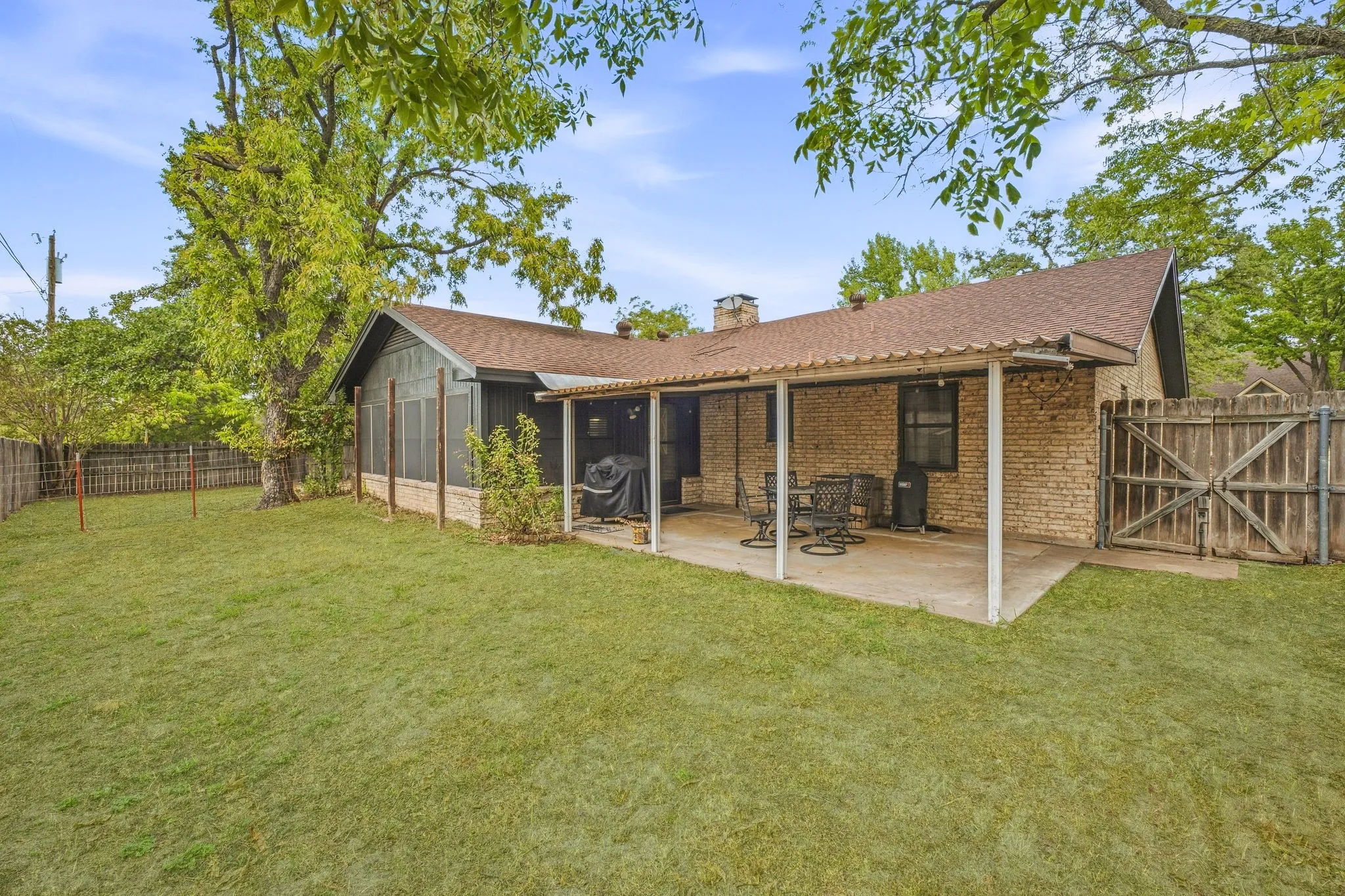 Single Family Residence For Sale in Erath County , 1190 N Charlotte Avenue, Stephenville, Texas 76401, 3 Bedroom, 2 Bathroom, 2 Garage spaces, 2,341 Sqft, built in 1976, mls#21394902, Real Estate Agent in Stephenville, Homes For Sale in Erath county, Homes For Sale in Stephenville, Realtor in Stephenville Texas, Real Estate Brokerage Independent Realty Texas, Luminita Cordes Realtor