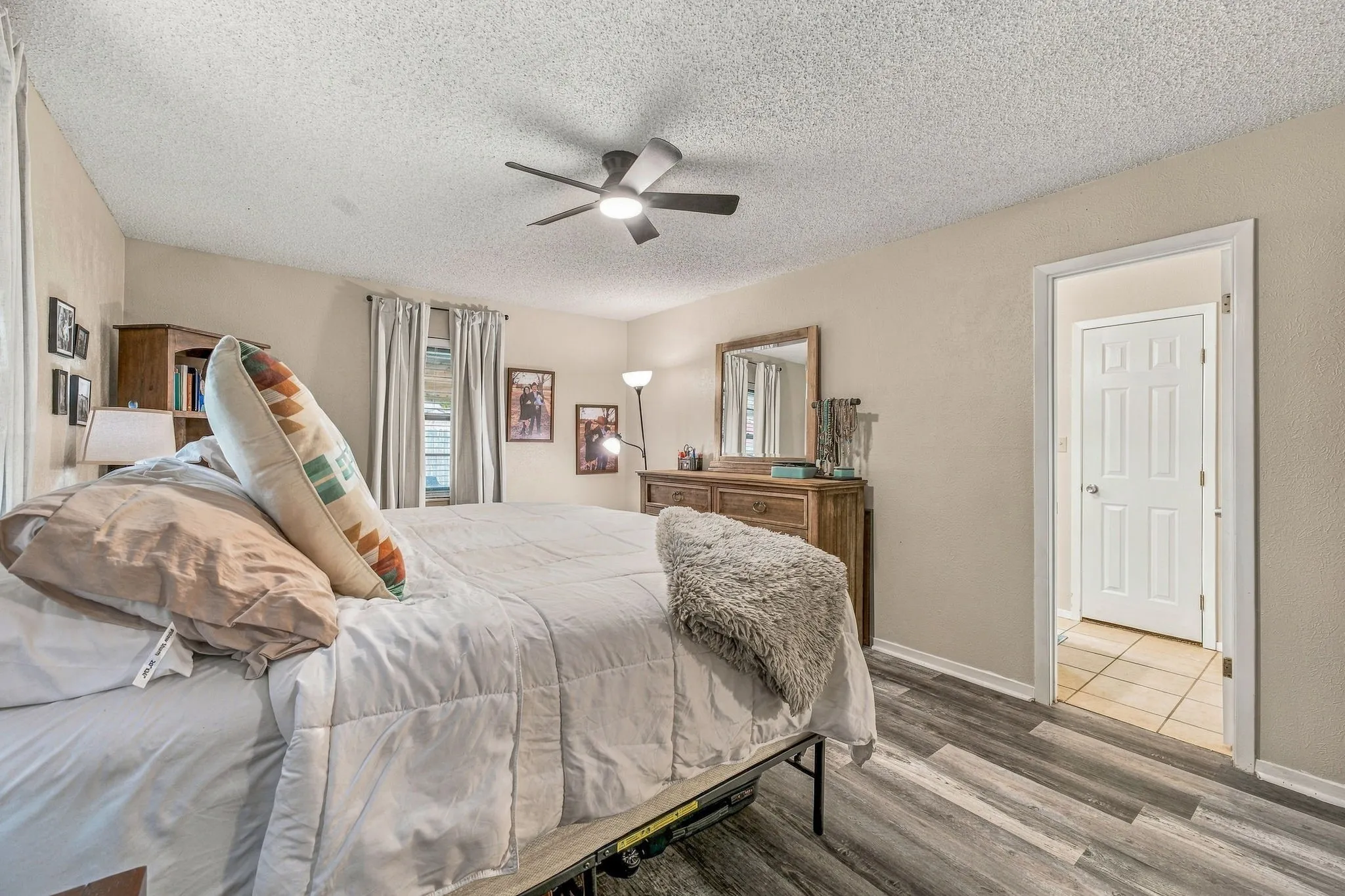 Single Family Residence For Sale in Erath County , 1190 N Charlotte Avenue, Stephenville, Texas 76401, 3 Bedroom, 2 Bathroom, 2 Garage spaces, 2,341 Sqft, built in 1976, mls#21394902, Real Estate Agent in Stephenville, Homes For Sale in Erath county, Homes For Sale in Stephenville, Realtor in Stephenville Texas, Real Estate Brokerage Independent Realty Texas, Luminita Cordes Realtor