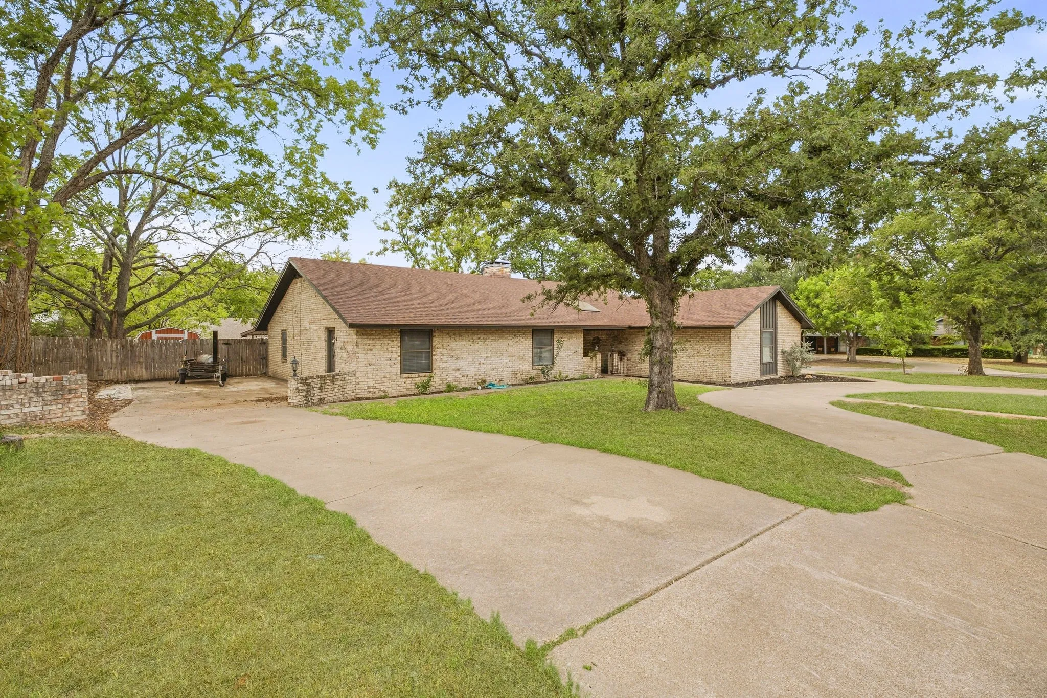 Single Family Residence For Sale in Erath County , 1190 N Charlotte Avenue, Stephenville, Texas 76401, 3 Bedroom, 2 Bathroom, 2 Garage spaces, 2,341 Sqft, built in 1976, mls#21394902, Real Estate Agent in Stephenville, Homes For Sale in Erath county, Homes For Sale in Stephenville, Realtor in Stephenville Texas, Real Estate Brokerage Independent Realty Texas, Luminita Cordes Realtor