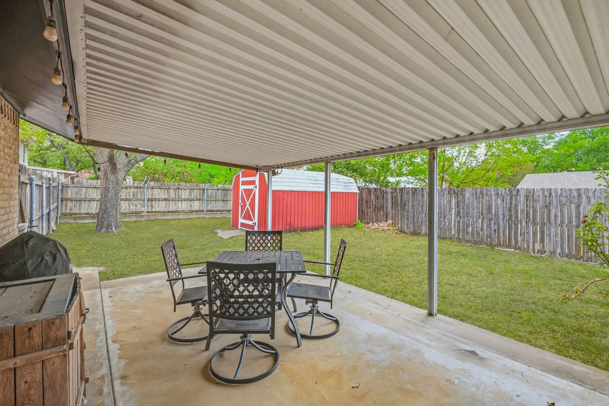 Single Family Residence For Sale in Erath County , 1190 N Charlotte Avenue, Stephenville, Texas 76401, 3 Bedroom, 2 Bathroom, 2 Garage spaces, 2,341 Sqft, built in 1976, mls#21394902, Real Estate Agent in Stephenville, Homes For Sale in Erath county, Homes For Sale in Stephenville, Realtor in Stephenville Texas, Real Estate Brokerage Independent Realty Texas, Luminita Cordes Realtor