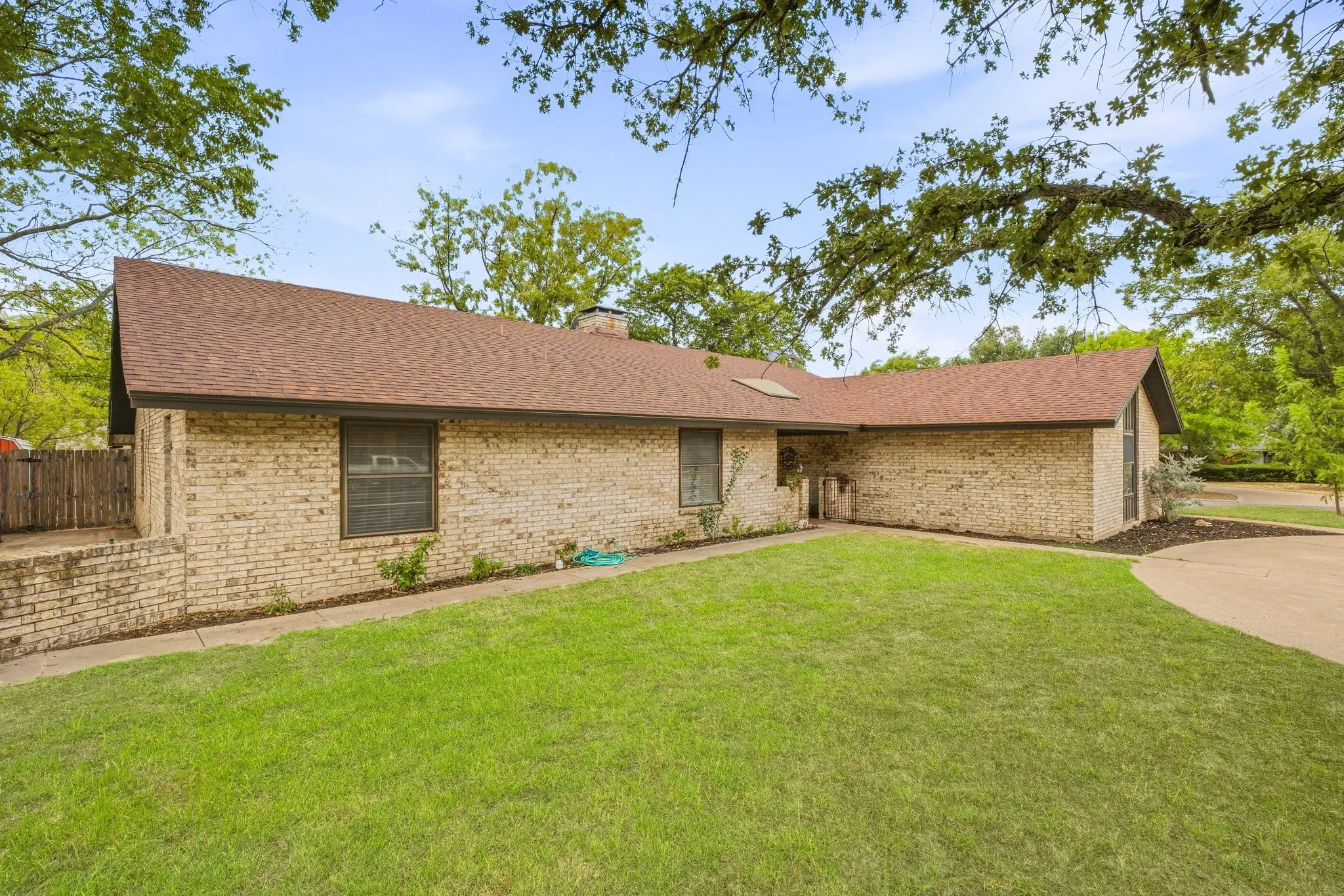 Single Family Residence For Sale in Erath County , 1190 N Charlotte Avenue, Stephenville, Texas 76401, 3 Bedroom, 2 Bathroom, 2 Garage spaces, 2,341 Sqft, built in 1976, mls#21394902, Real Estate Agent in Stephenville, Homes For Sale in Erath county, Homes For Sale in Stephenville, Realtor in Stephenville Texas, Real Estate Brokerage Independent Realty Texas, Luminita Cordes Realtor