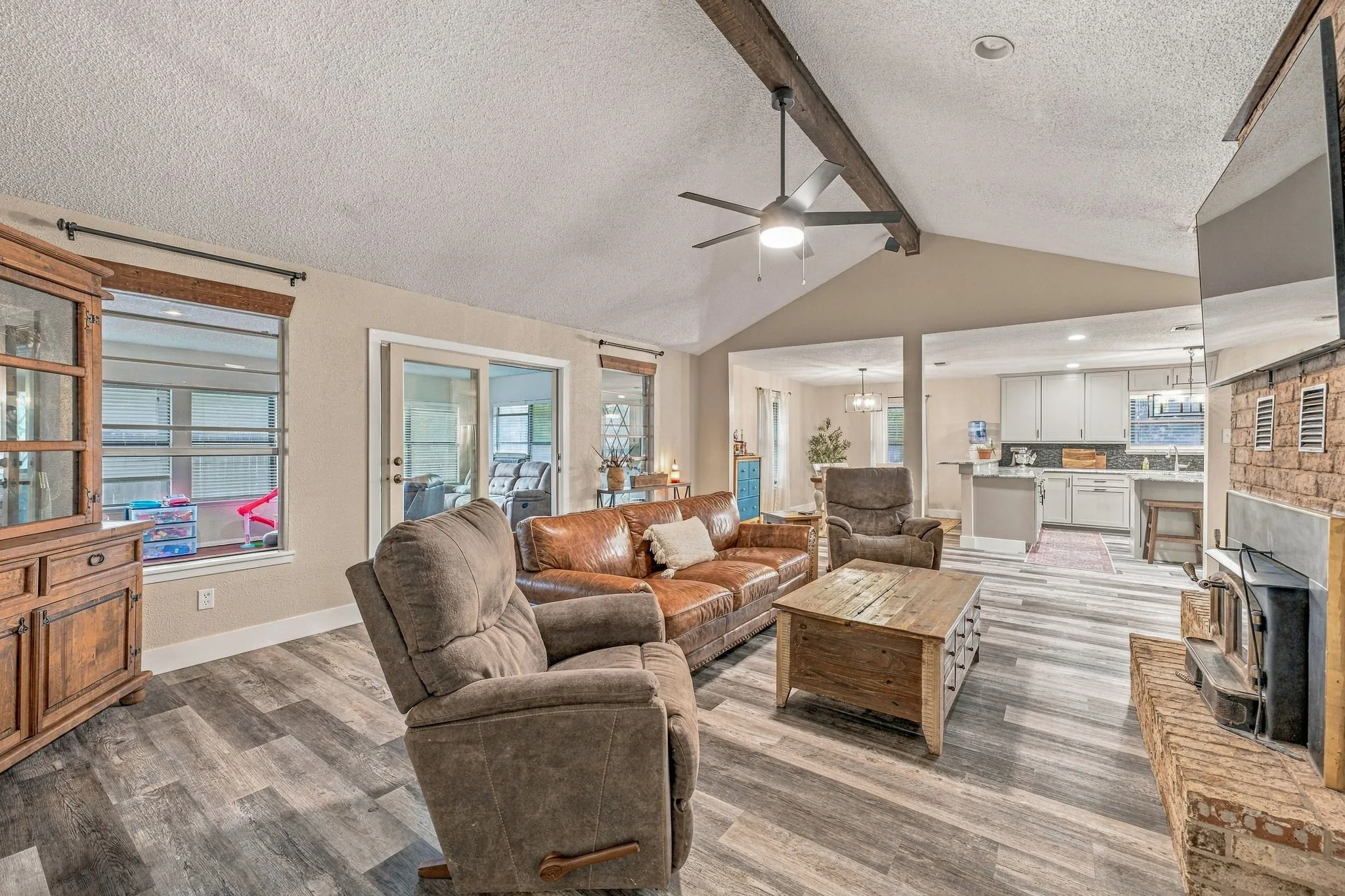 Single Family Residence For Sale in Erath County , 1190 N Charlotte Avenue, Stephenville, Texas 76401, 3 Bedroom, 2 Bathroom, 2 Garage spaces, 2,341 Sqft, built in 1976, mls#21394902, Real Estate Agent in Stephenville, Homes For Sale in Erath county, Homes For Sale in Stephenville, Realtor in Stephenville Texas, Real Estate Brokerage Independent Realty Texas, Luminita Cordes Realtor